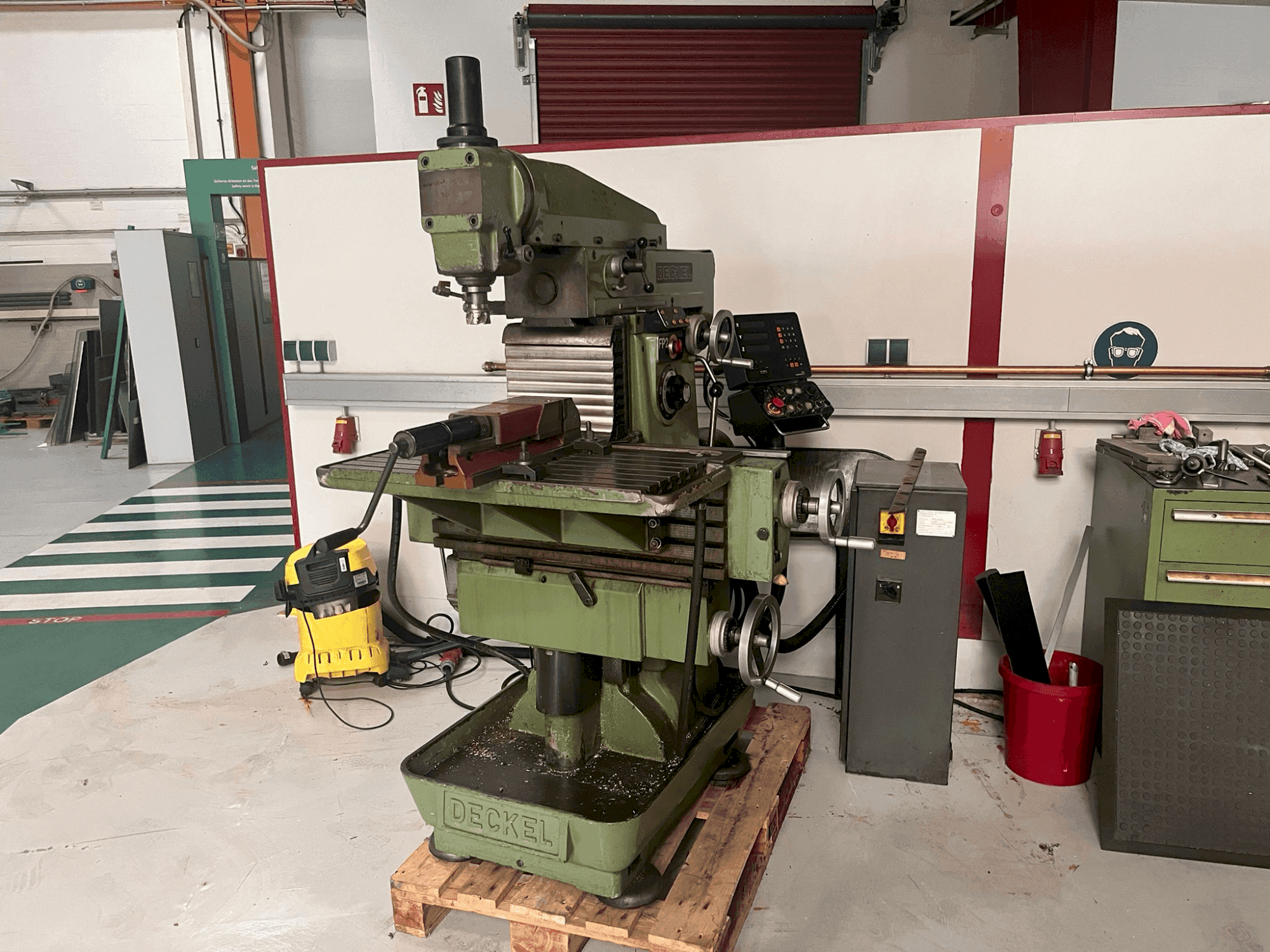 Čelní pohled  na DECKEL FP2  stroj