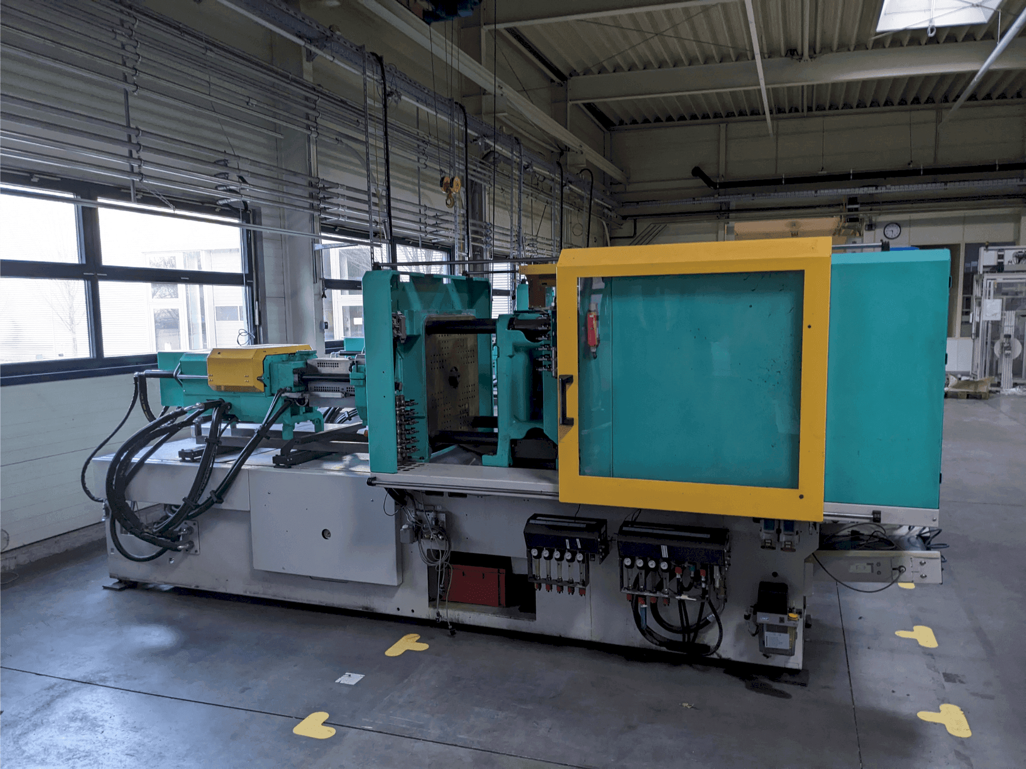 Čelní pohled  na Arburg 520 H 1500 - 400  stroj