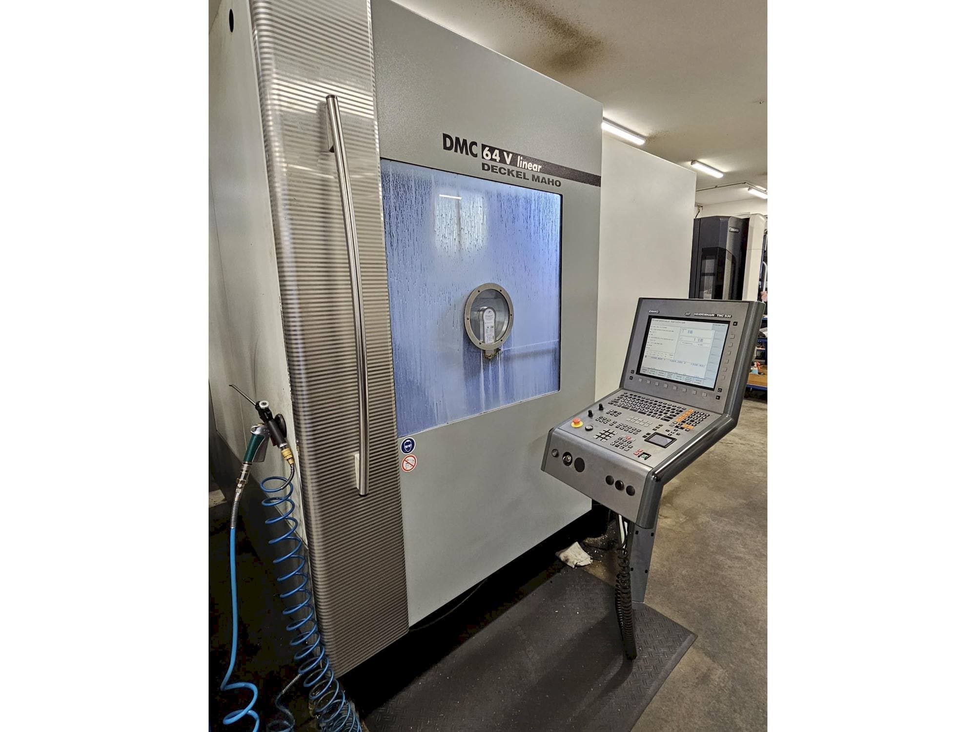 Čelní pohled  na DMG DMC64V  stroj