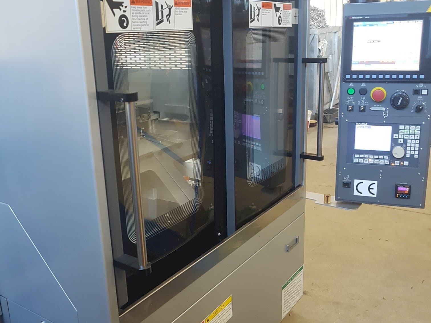 Čelní pohled  na Takamaz XW-30 Plus  stroj