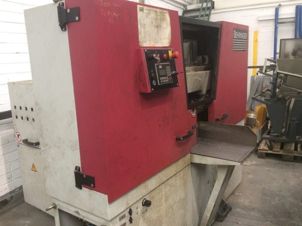 Čelní pohled  na Behringer HBE261 A  stroj