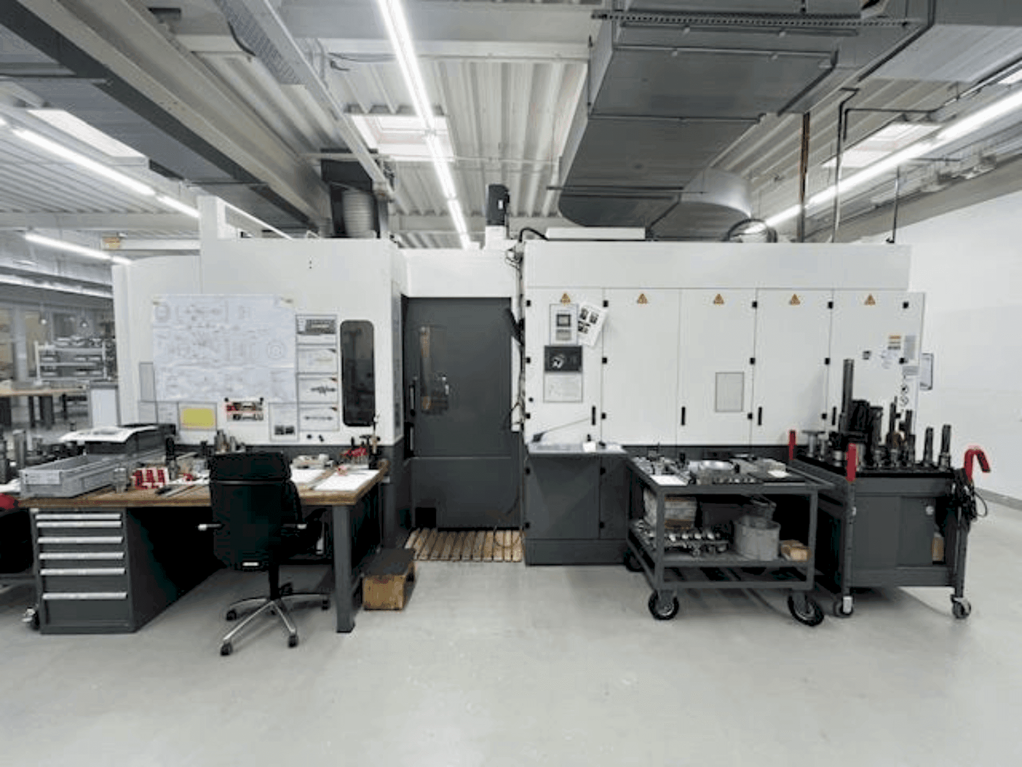 Čelní pohled  na HULLER HILLE Nbh 170  stroj