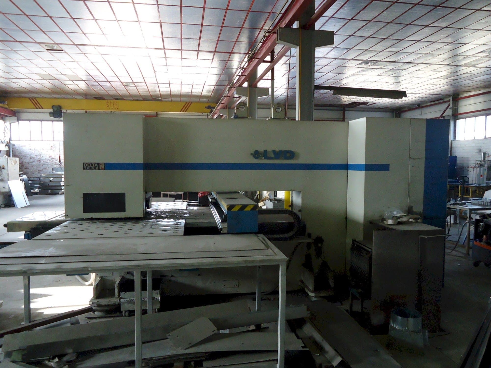 Čelní pohled  na LVD delta 1250  stroj