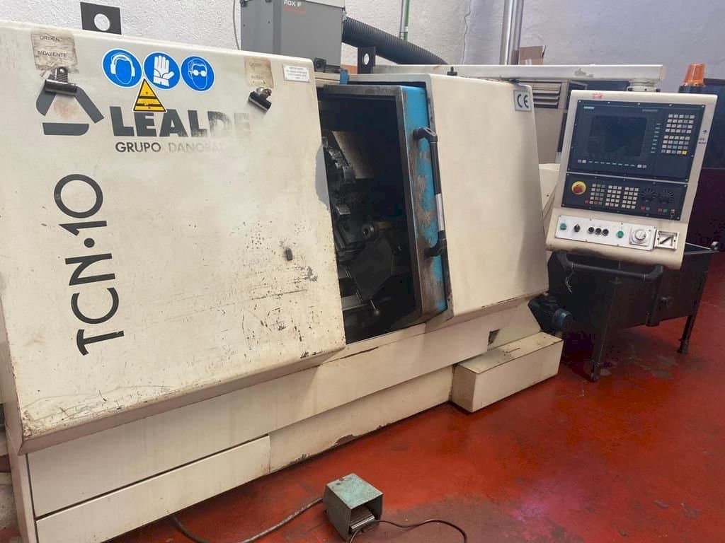 Čelní pohled  na Lealde TCN-10  stroj