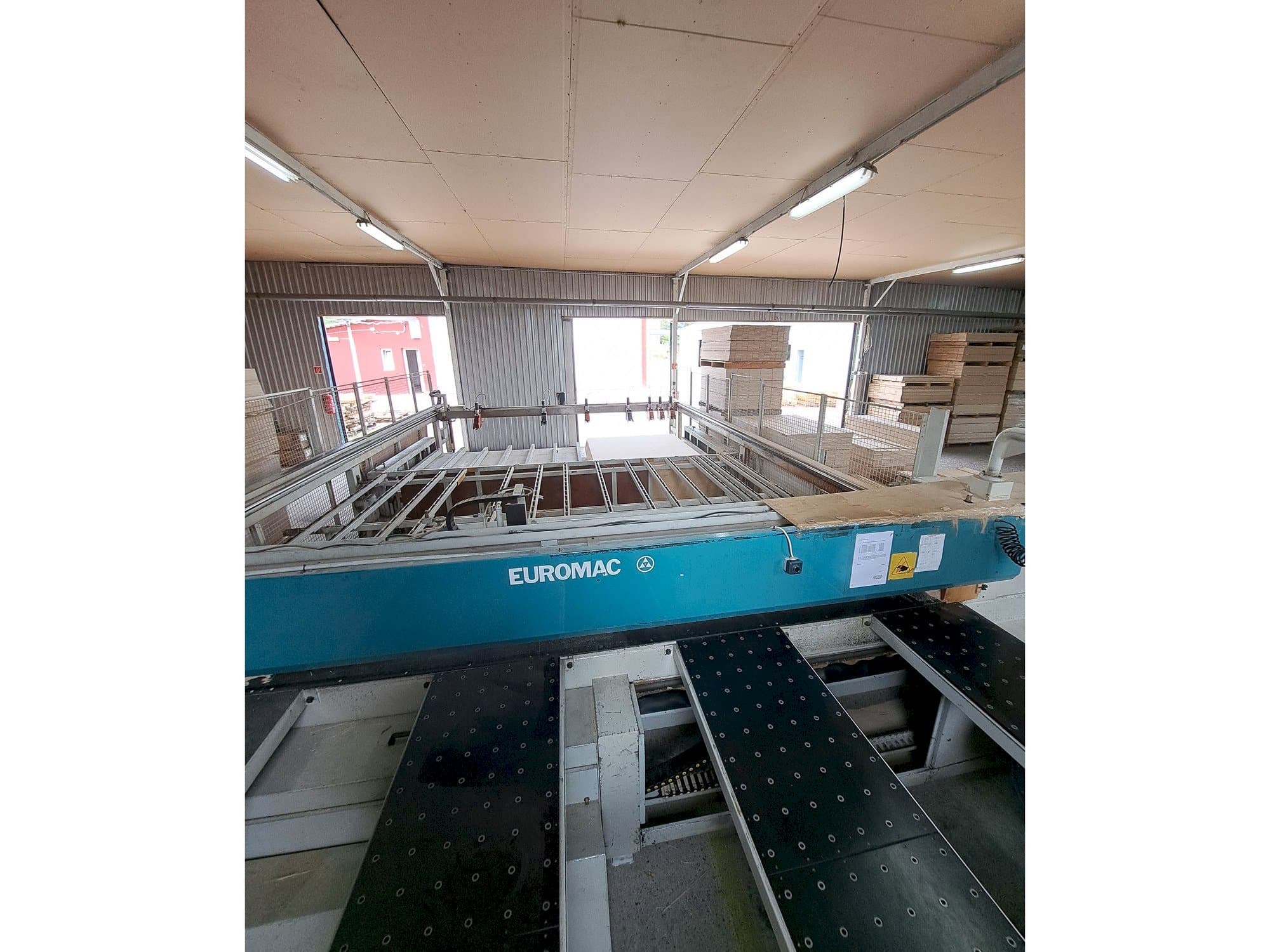 Čelní pohled  na Euromac LOGICA PINZE TAVOLA 4500  stroj