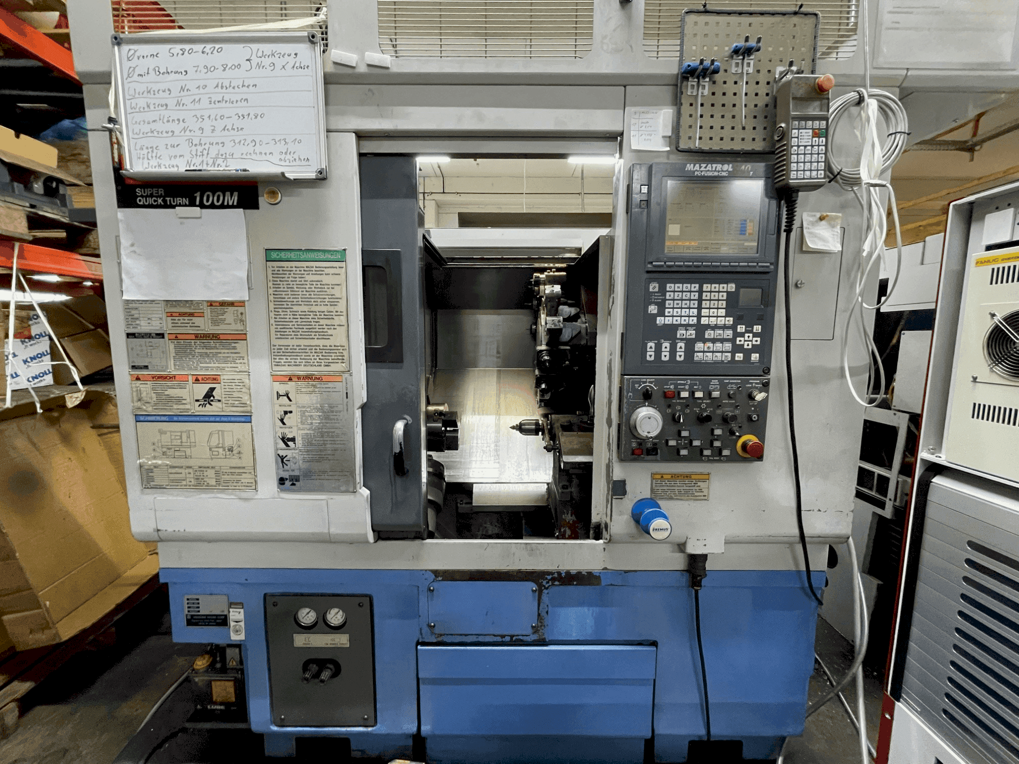 Čelní pohled  na Mazak SQT 100M  stroj