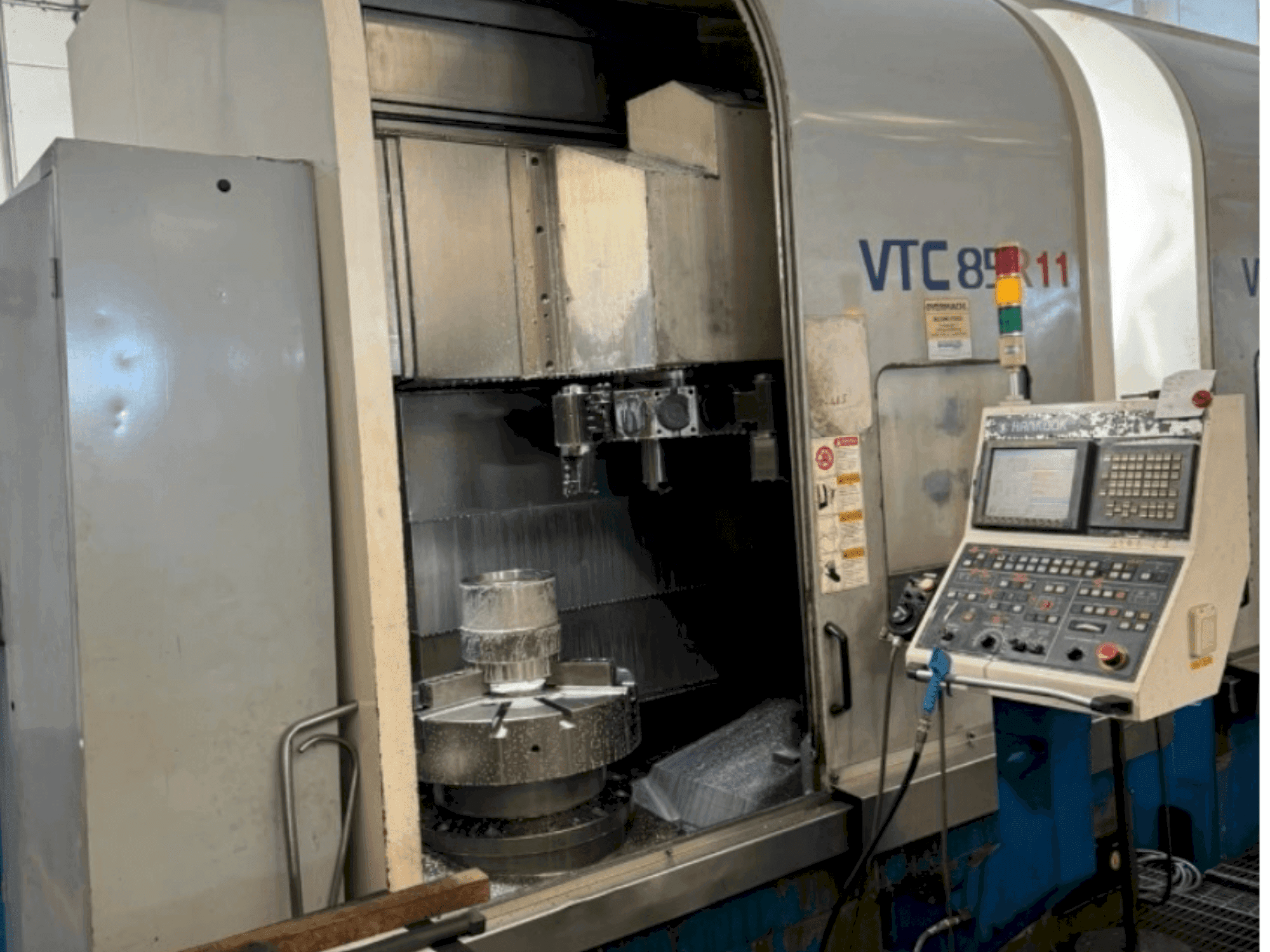 Čelní pohled  na HANKOOK VTC 85  stroj