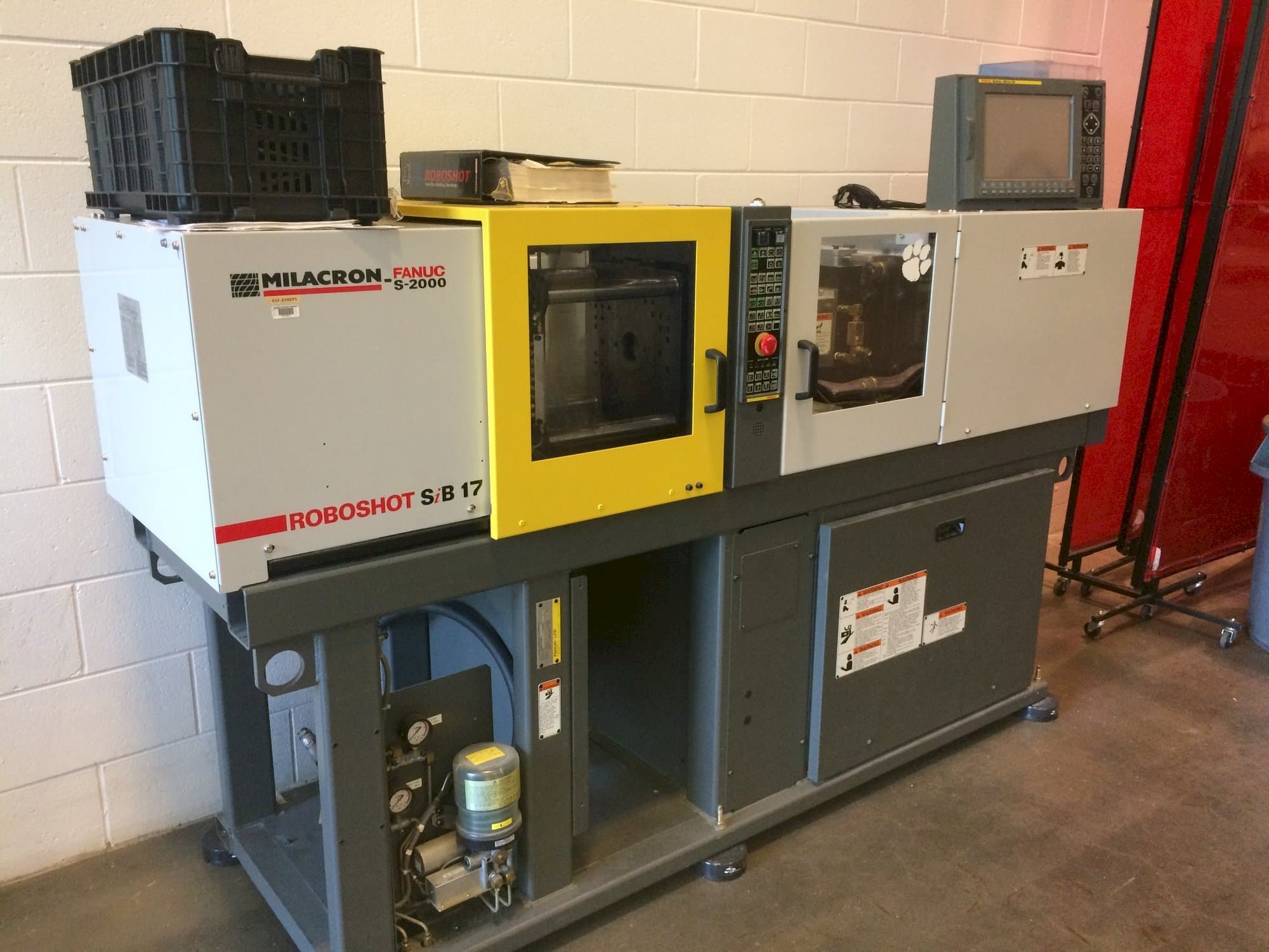 Čelní pohled  na Milacron Roboshot S-2000i15A  stroj