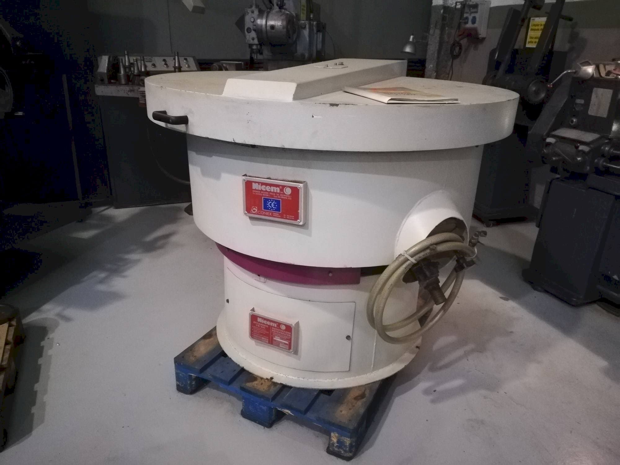 Čelní pohled  na NICEM VIB 250 SM  stroj