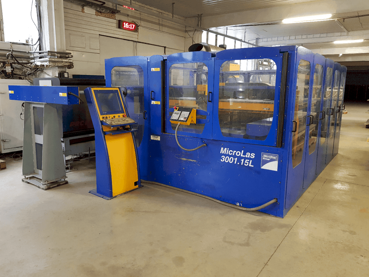 Čelní pohled  na MicroStep MicroLas 3001.15L  stroj