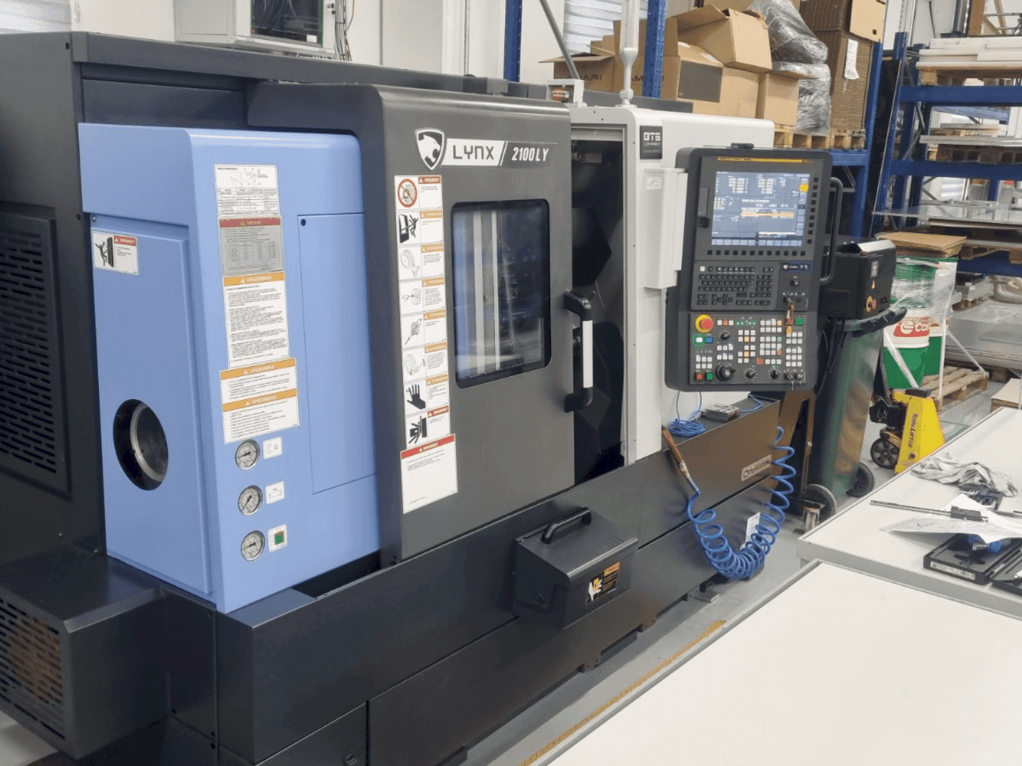 Čelní pohled  na DN SOLUTIONS LYNX 2100 LYB  stroj