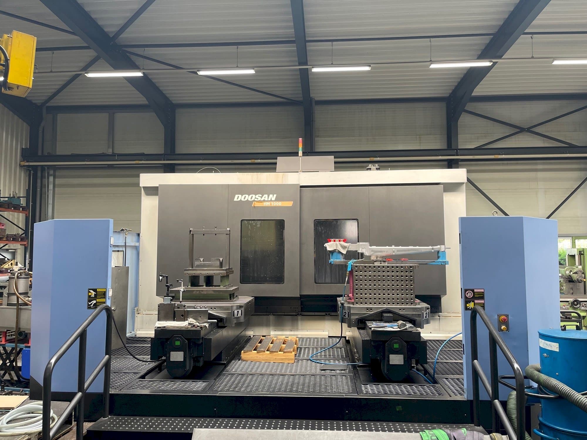 Čelní pohled  na Doosan HM 1000  stroj