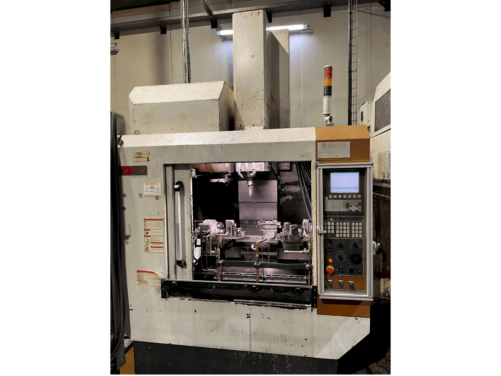 Čelní pohled  na FIRST V700  stroj