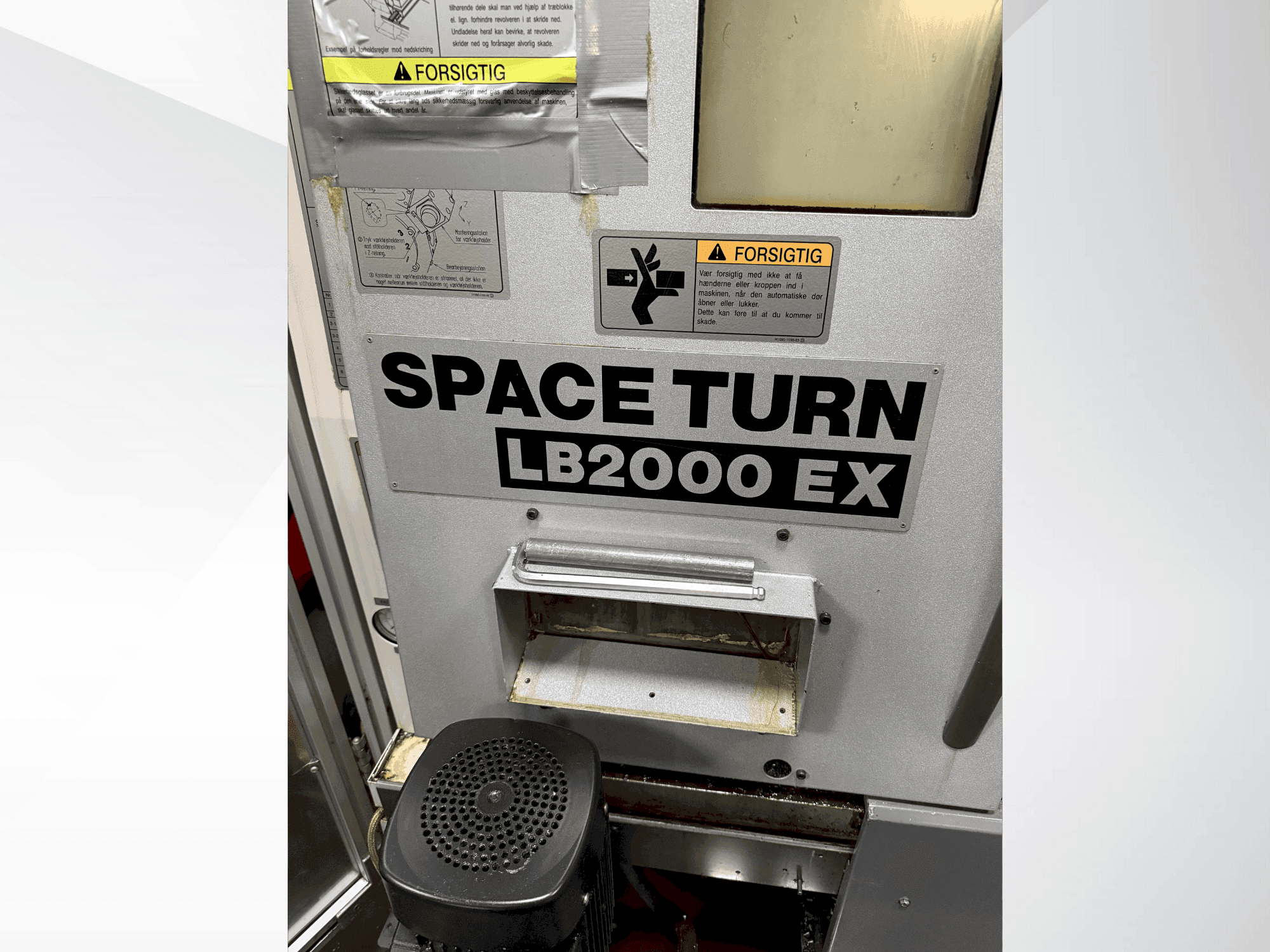 Čelní pohled  na Okuma Space Turn LB2000 EX  stroj