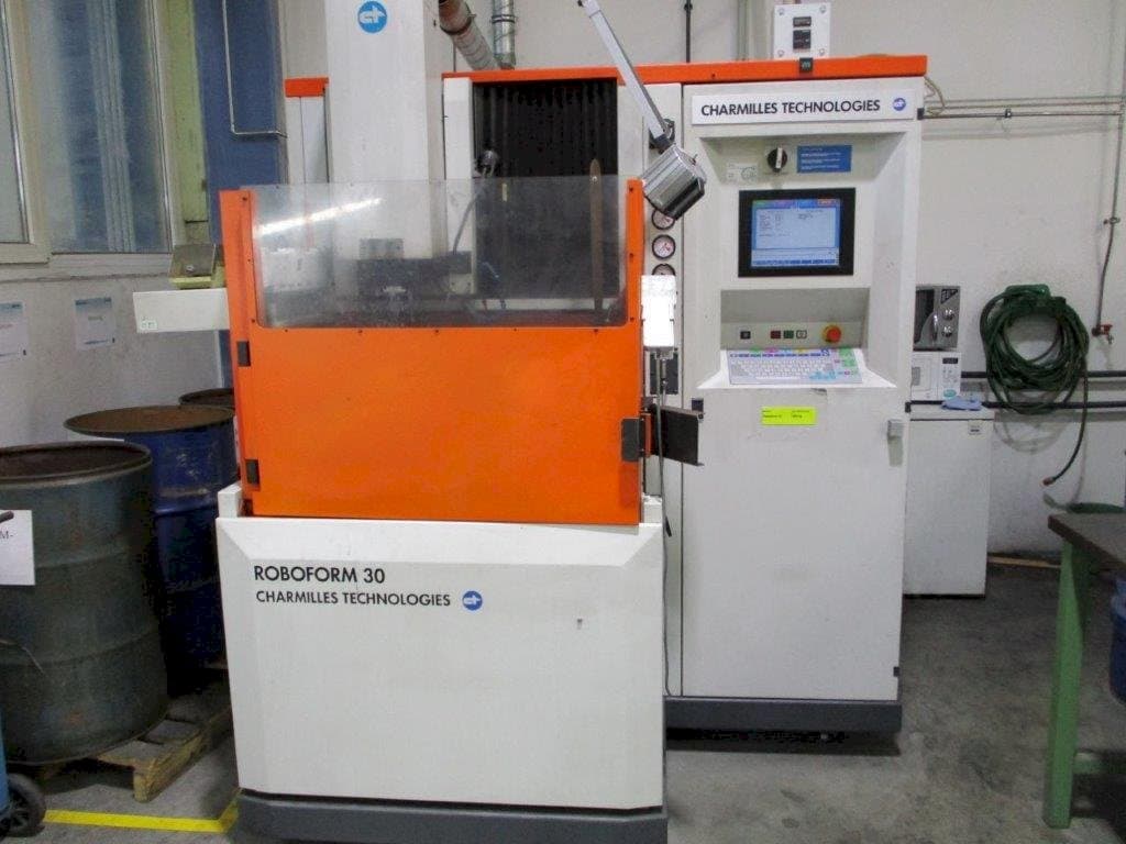 Čelní pohled  na CHARMILLES Roboform 30  stroj