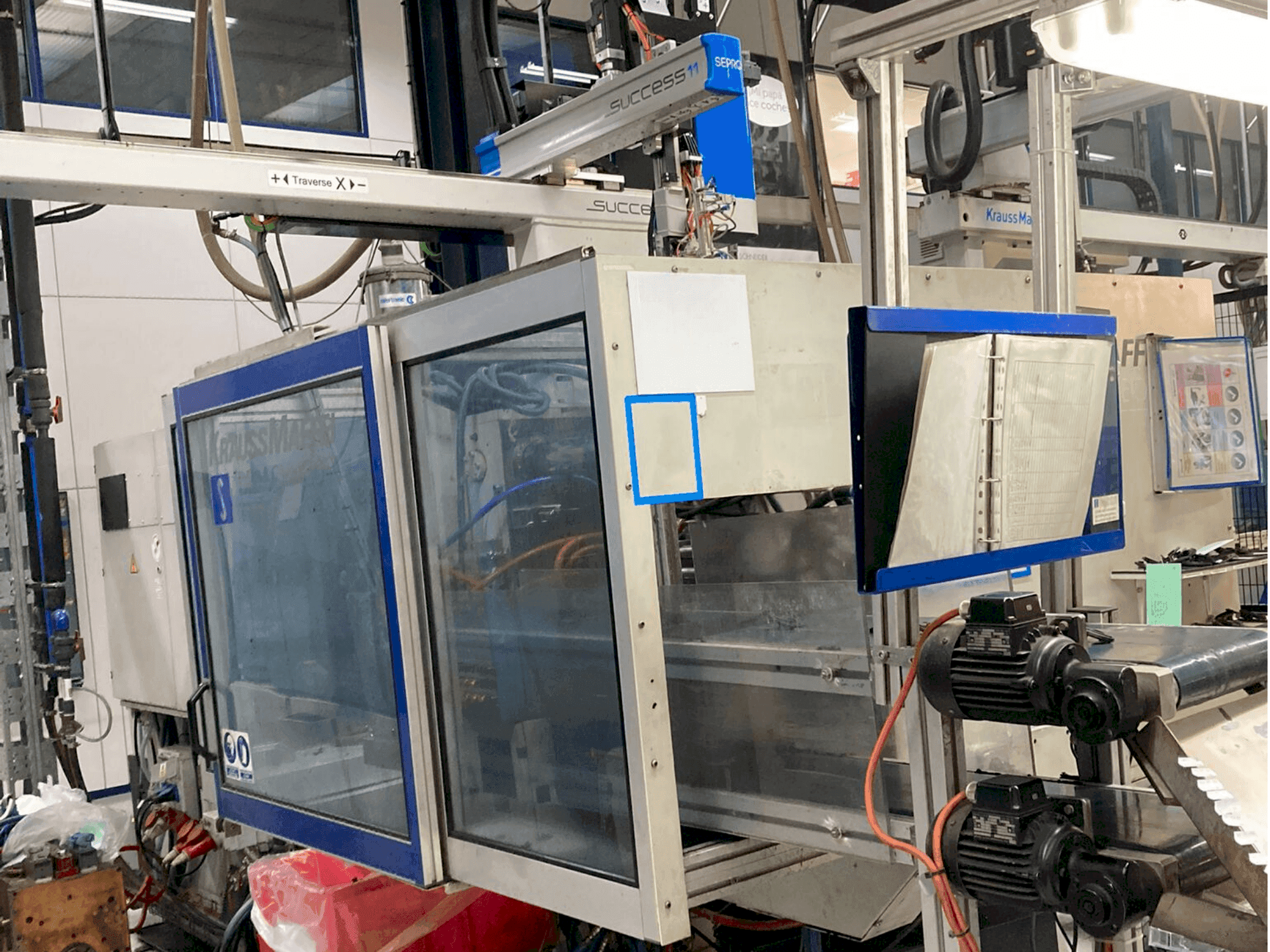 Čelní pohled  na Krauss Maffei 150-700 C2  stroj