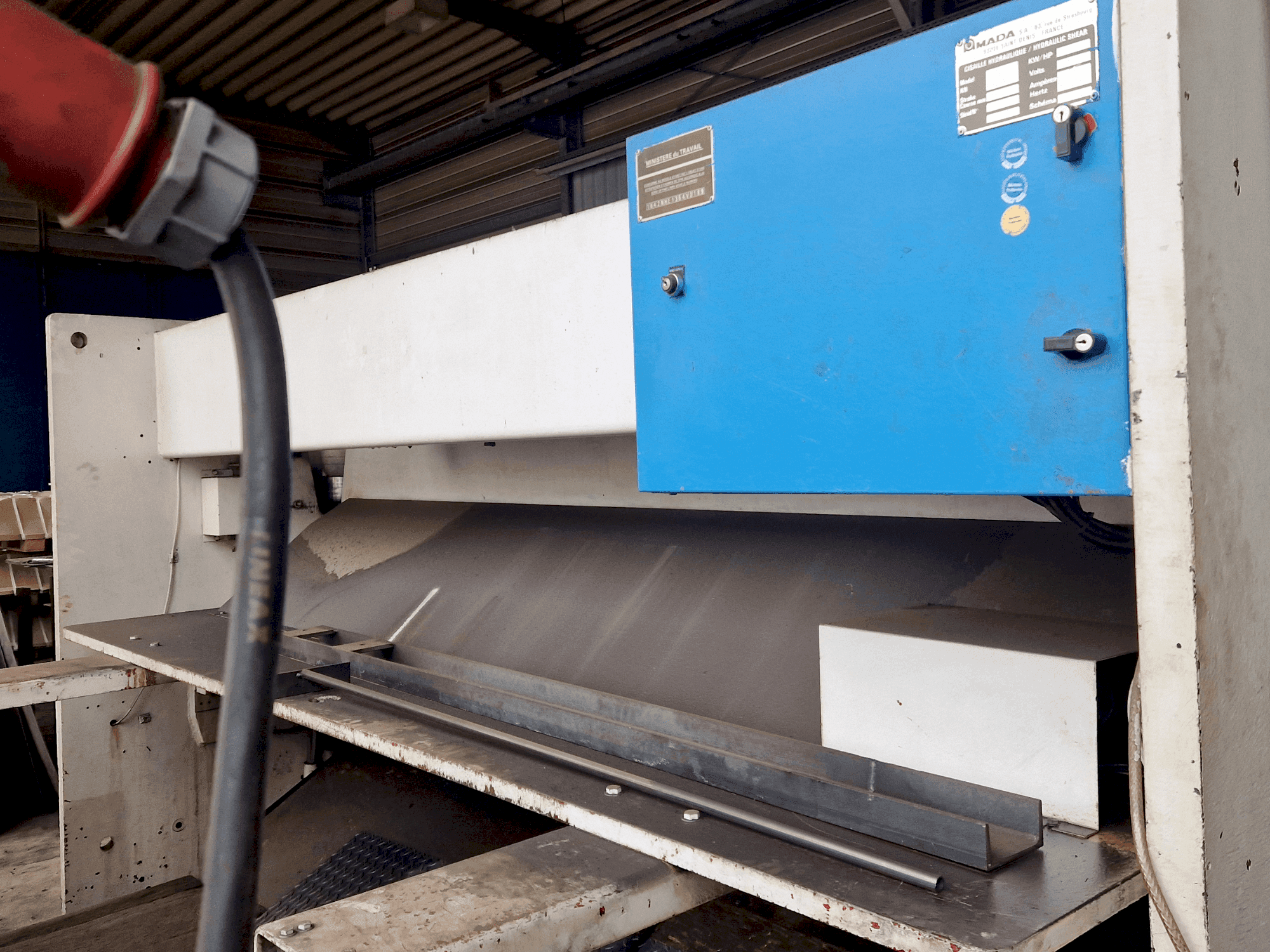 Čelní pohled  na AMADA GPN1 30  stroj