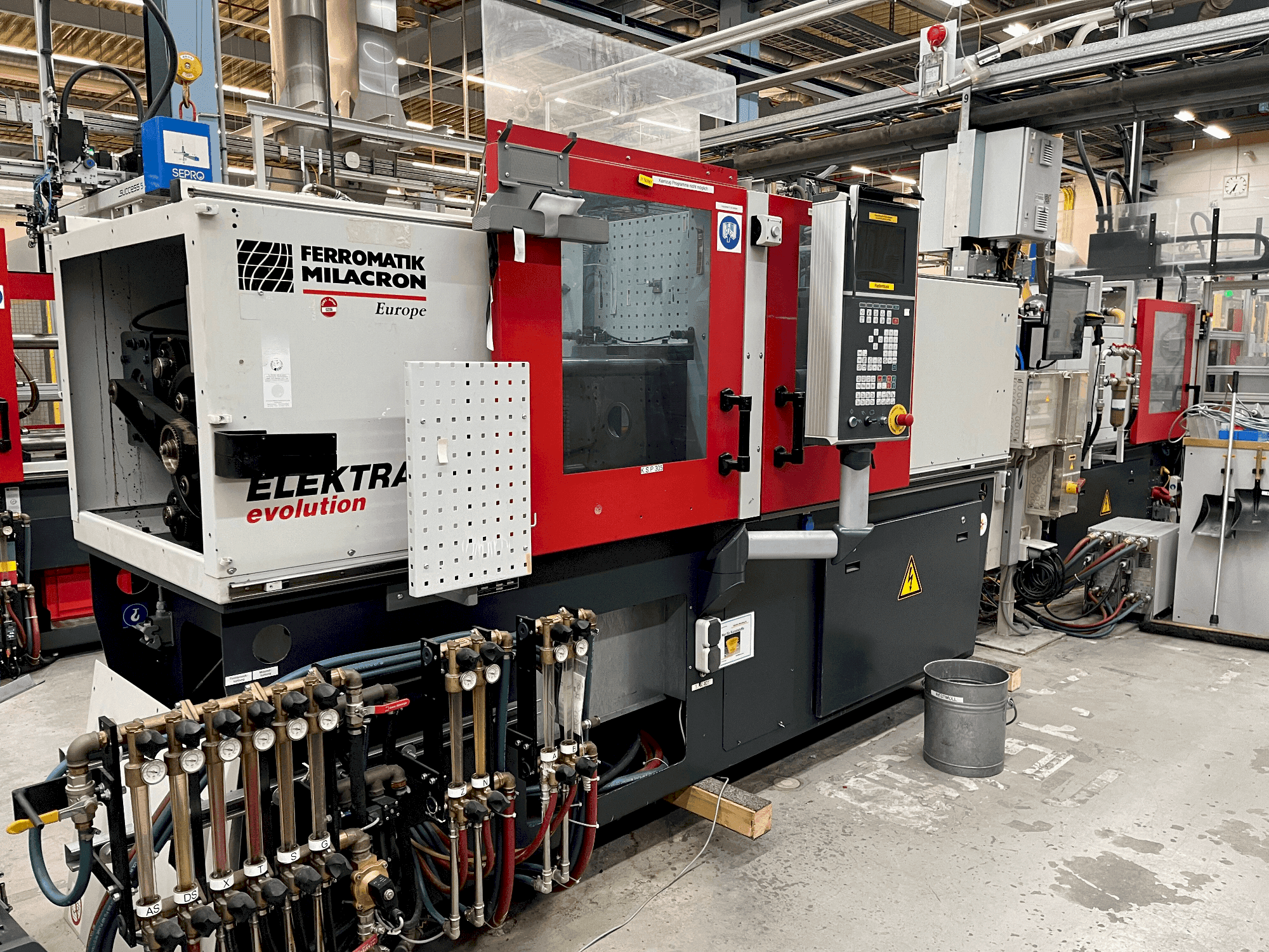 Čelní pohled  na FERROMATIK EE 30  stroj