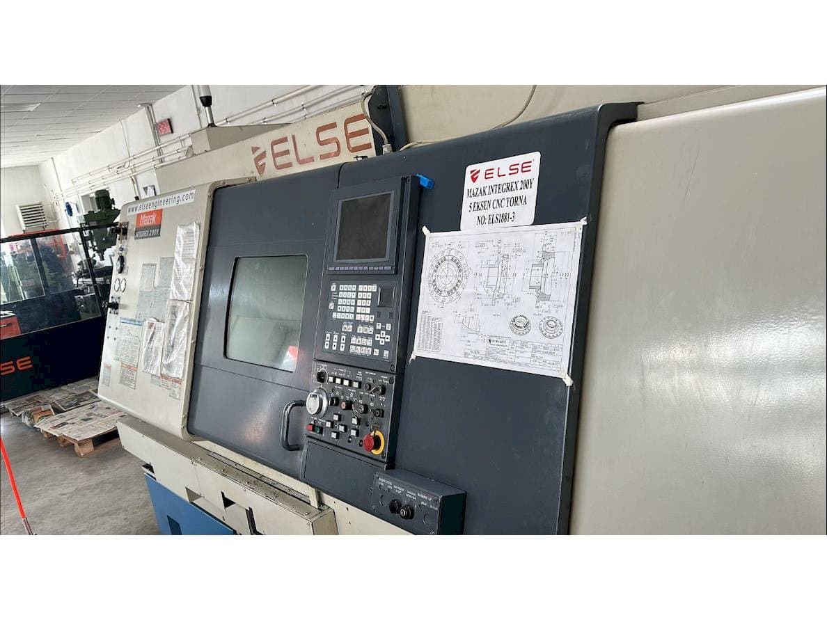 Čelní pohled  na Mazak Integrex 200Y  stroj