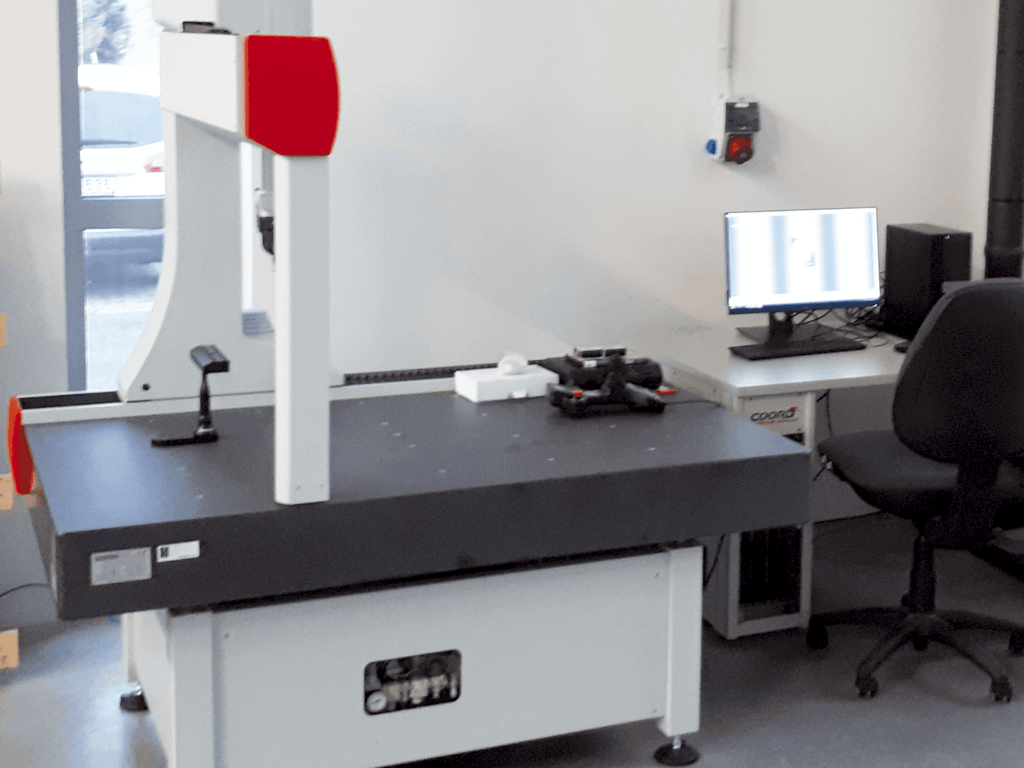 Čelní pohled  na Coord3 ARES NT-L 10.7.5 CNC  stroj