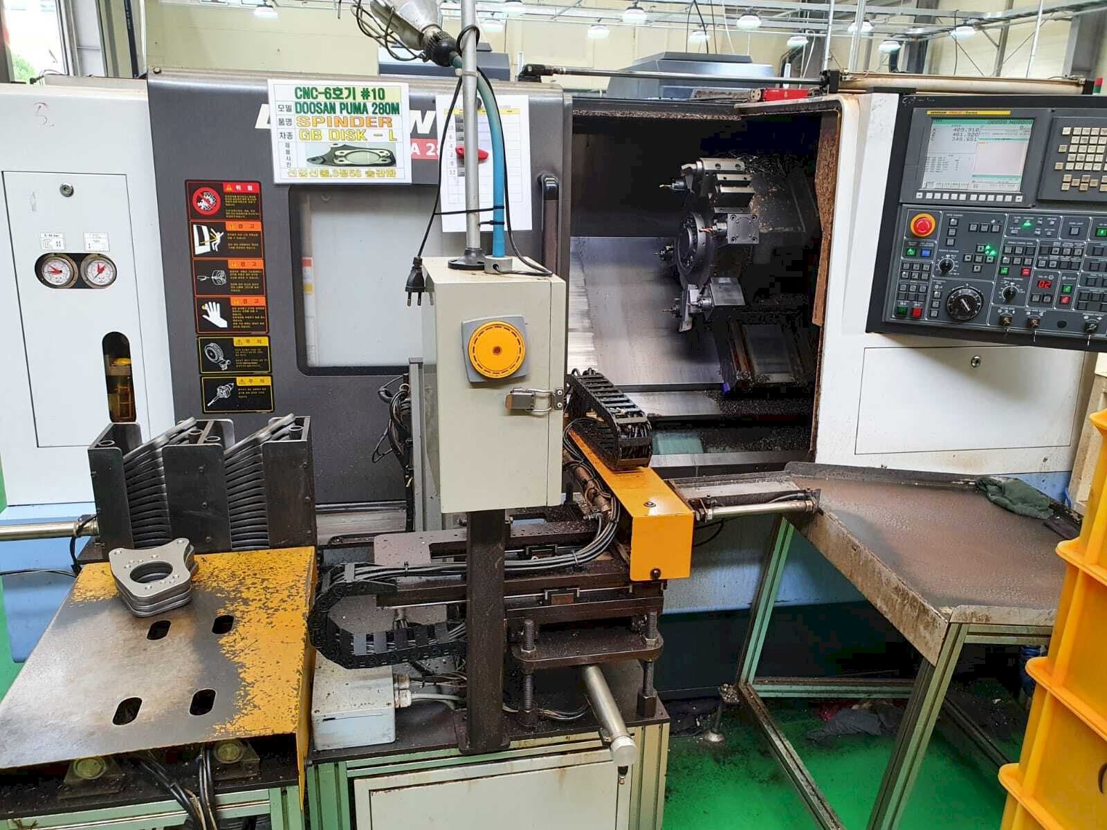 Čelní pohled  na Doosan Puma 280M  stroj