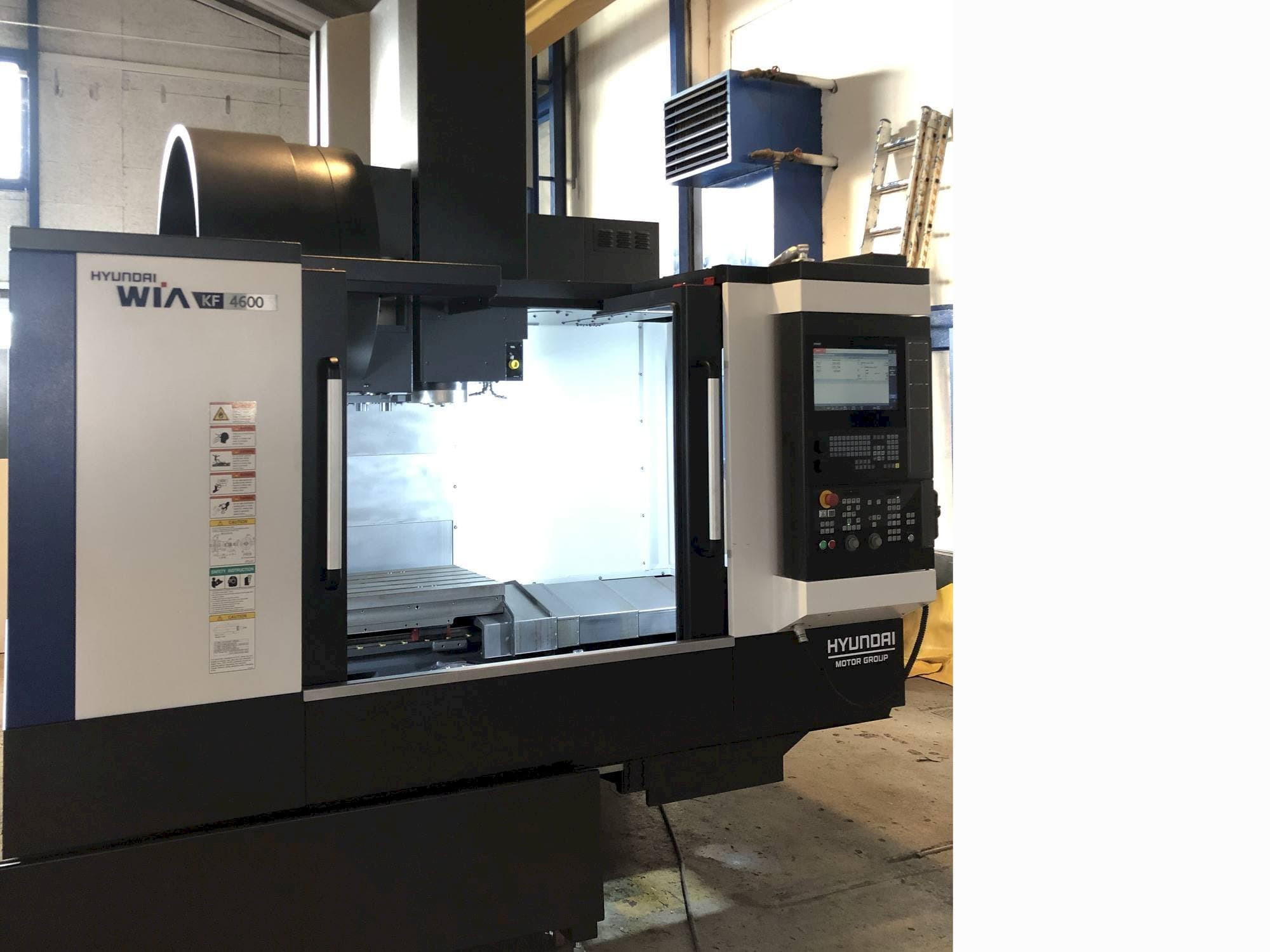 Čelní pohled  na Hyundai Wia KF4600  stroj