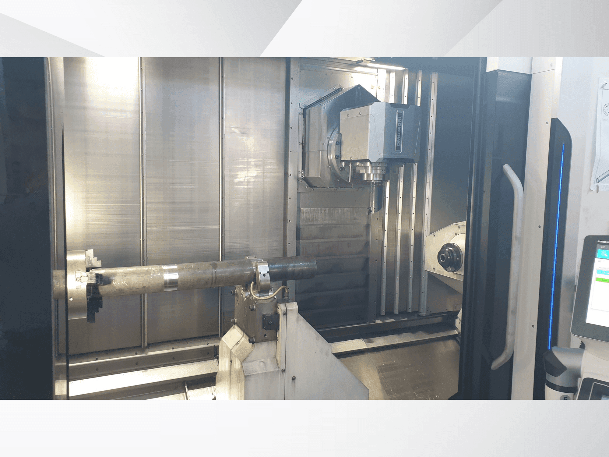 Čelní pohled  na DMG MORI NTX 2500/1500  stroj