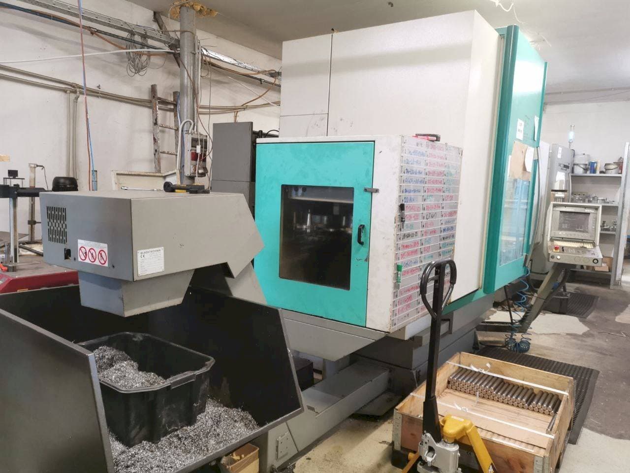 Čelní pohled  na DECKEL MAHO 70 V  stroj