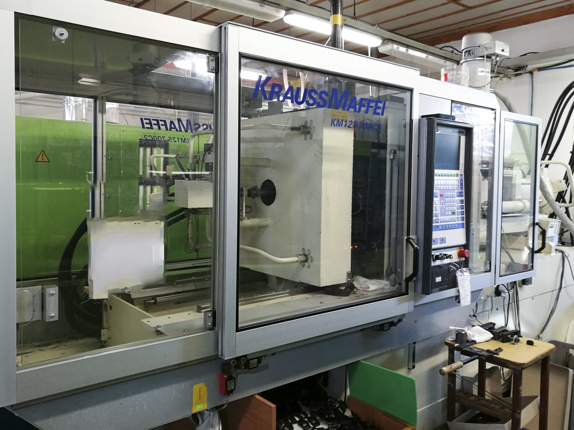 Levý pohled  na Krauss Maffei 125-700 C2 stroj