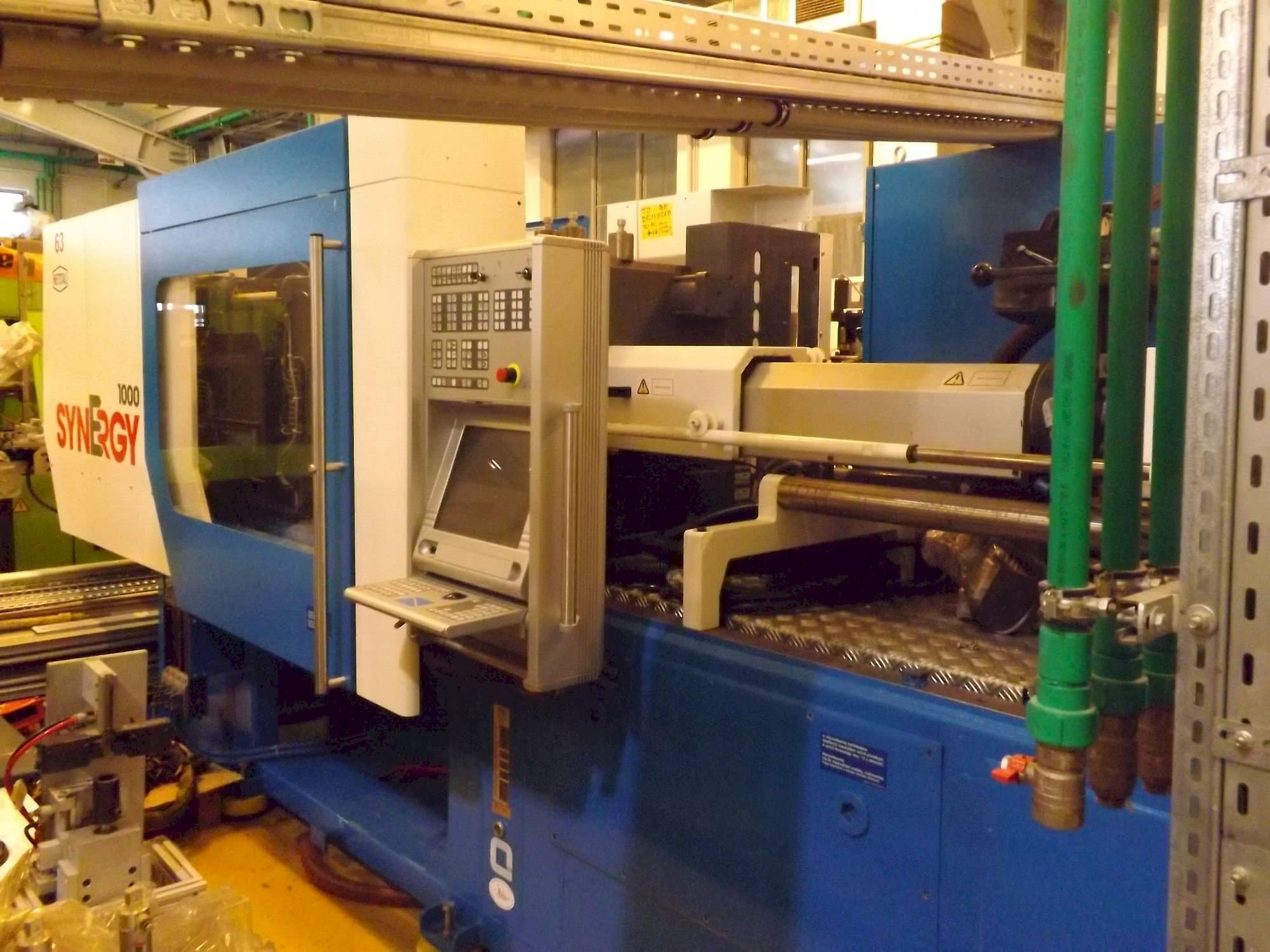 Čelní pohled  na Netstal Synergy 1000 230-110  stroj