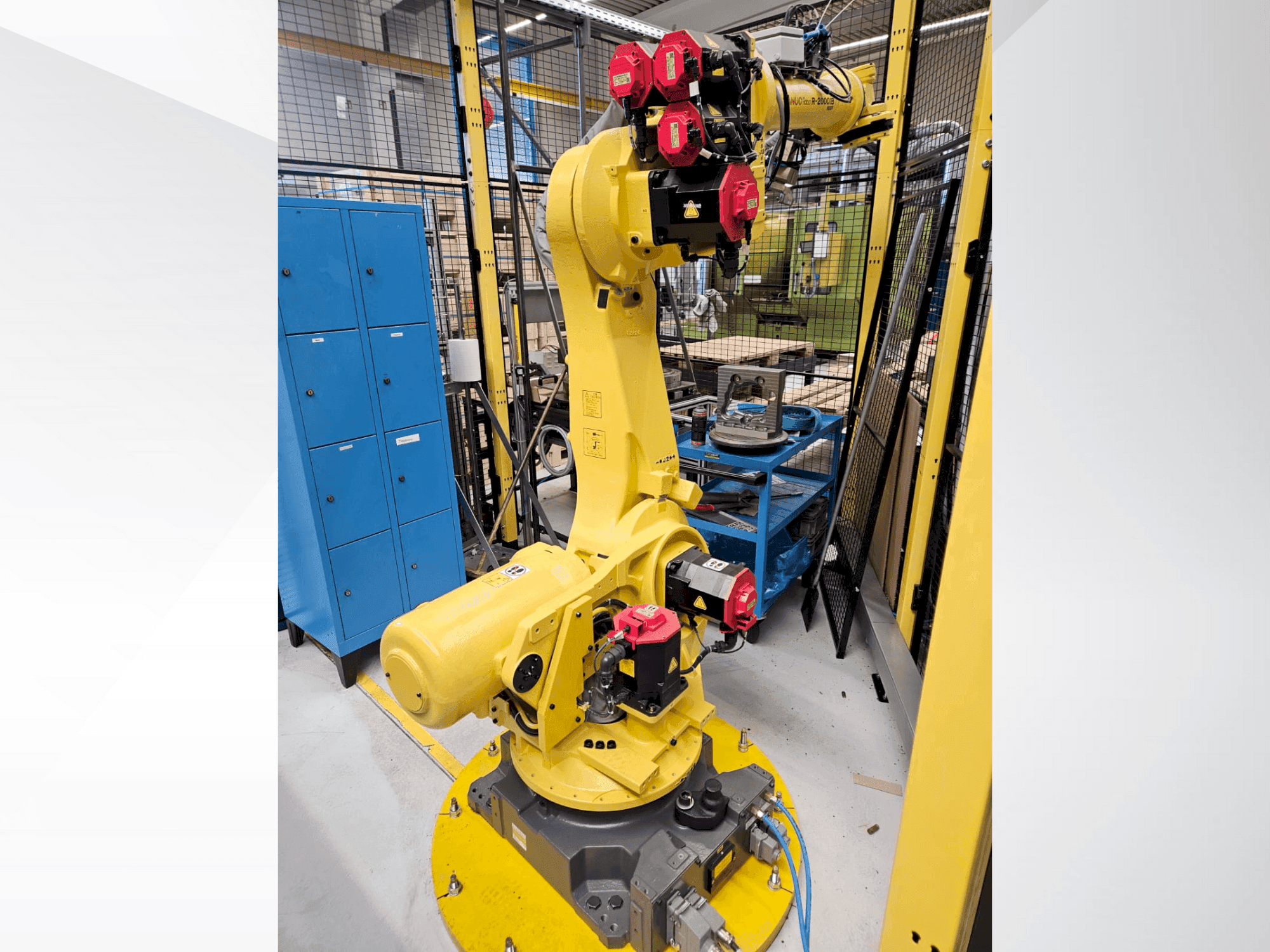 Čelní pohled  na FANUC R2000iB/165F  stroj