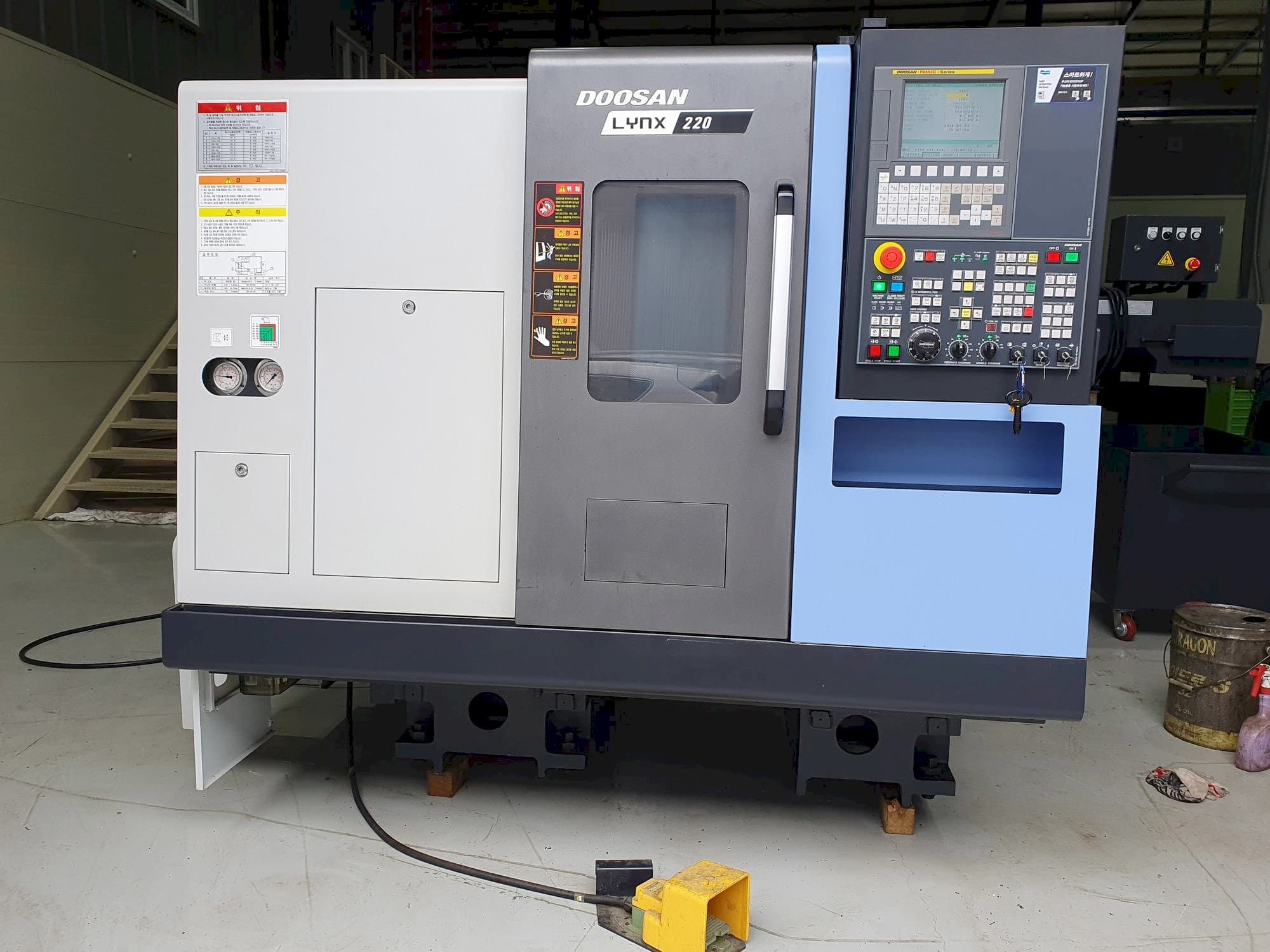 Čelní pohled  na Doosan LYNX220C  stroj