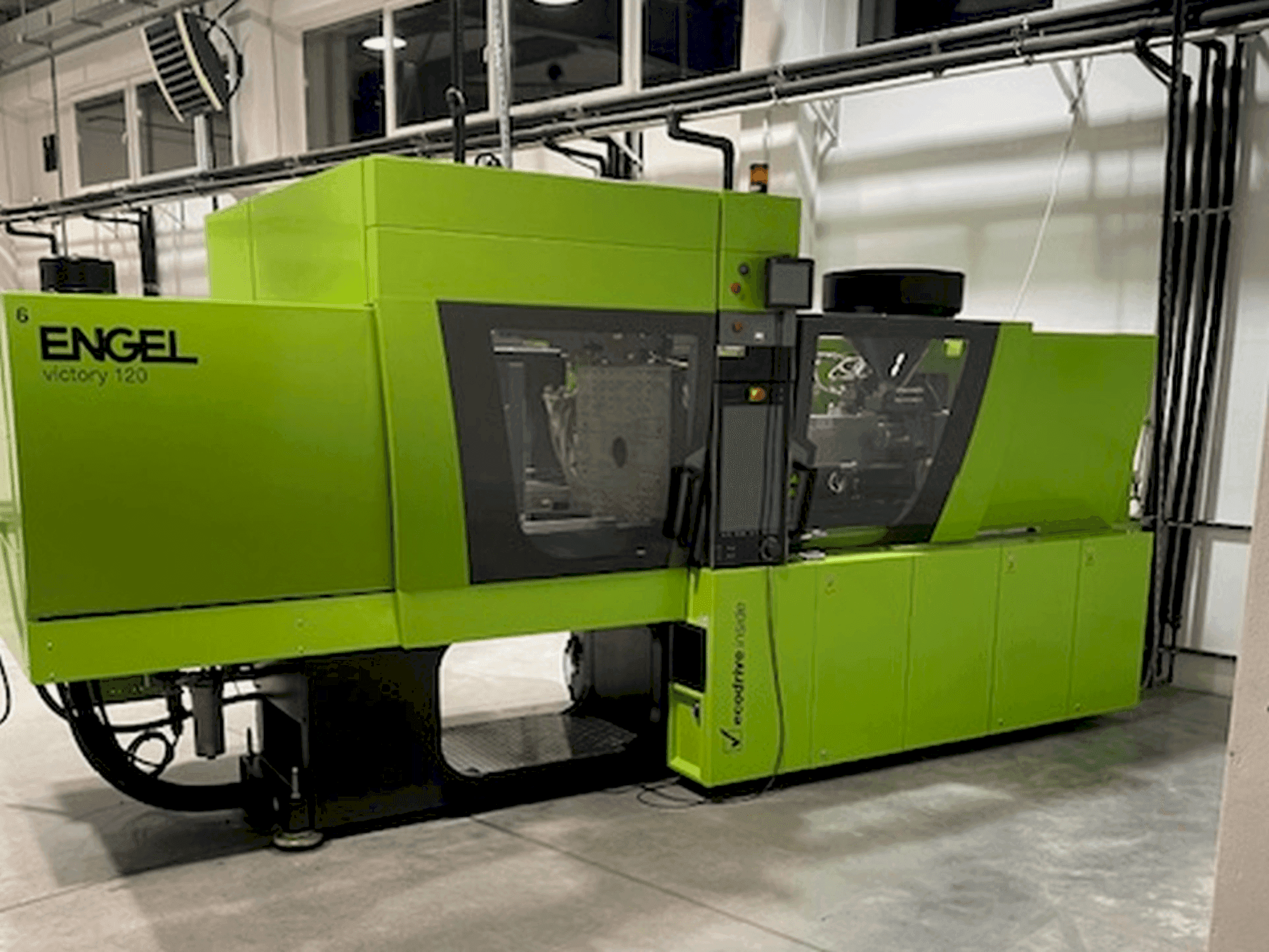 Čelní pohled  na Engel Victory 650/120 tech  stroj