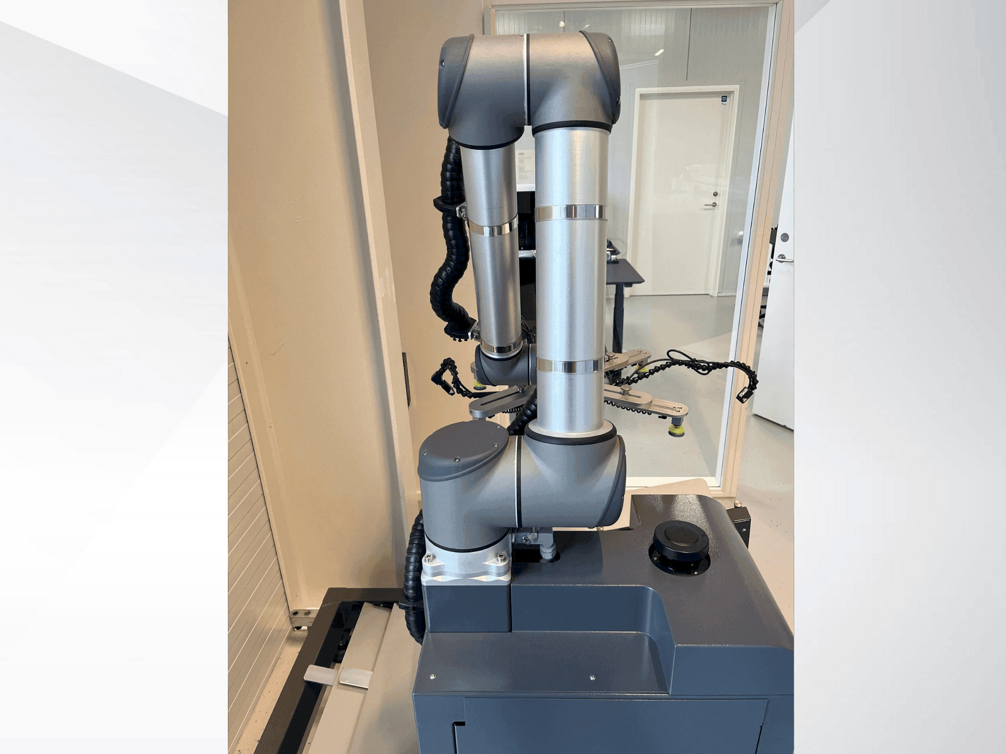 Čelní pohled  na Universal Robots UR10  stroj