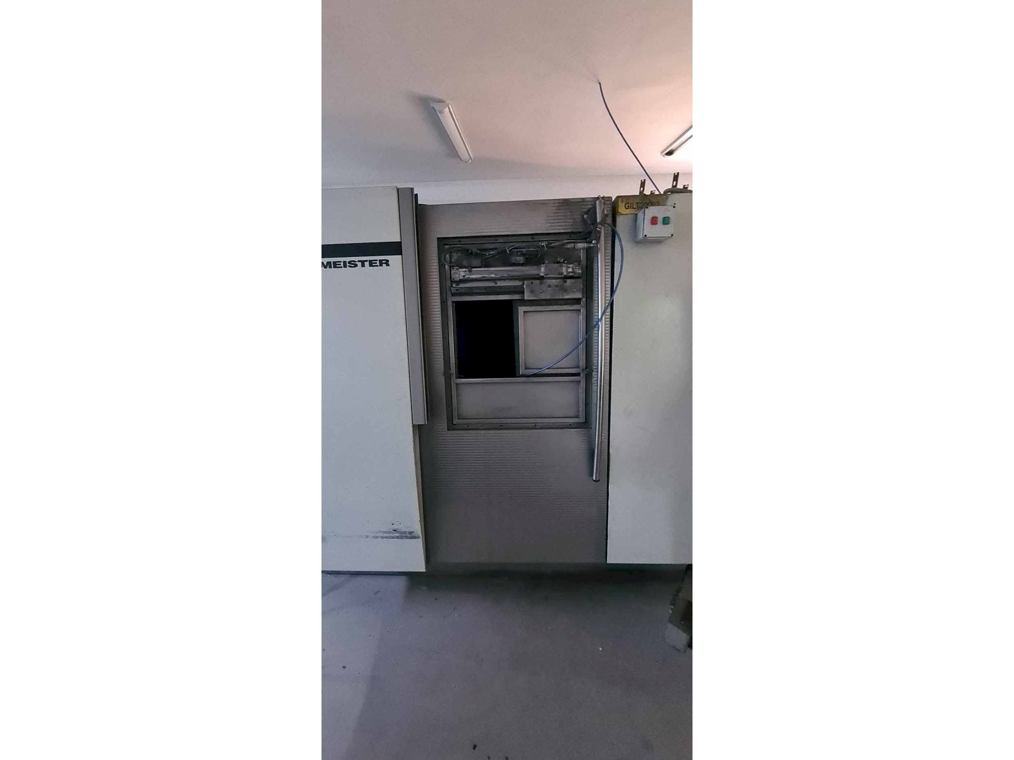 Čelní pohled  na Gildemeister TWIN 32  stroj