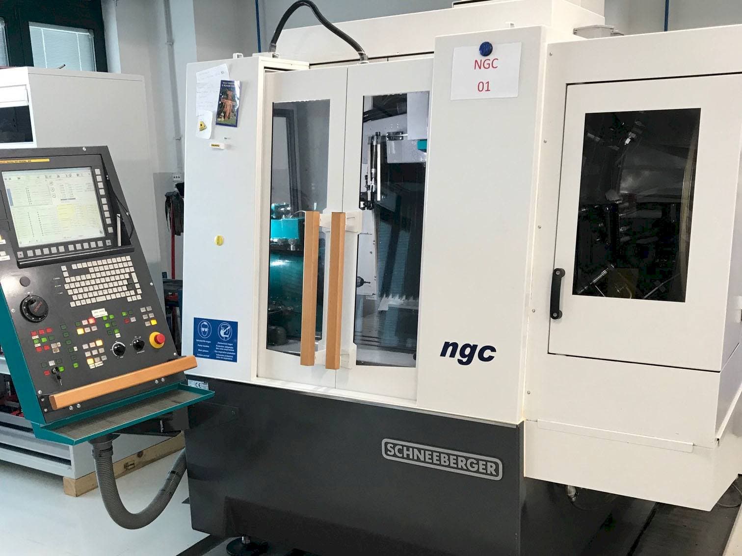 Čelní pohled  na Schneeberger NGC  stroj