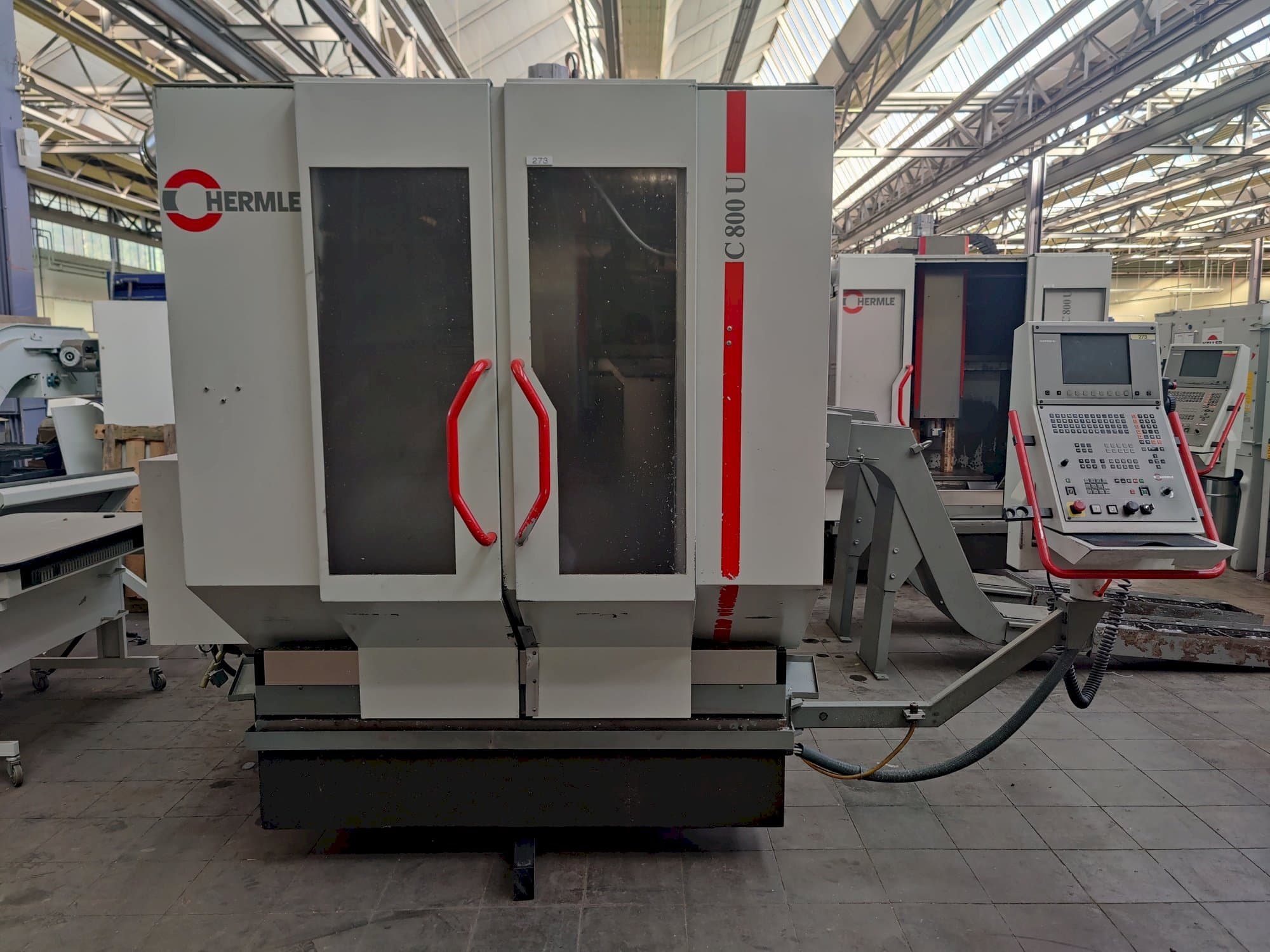 Čelní pohled  na HERMLE C800U  stroj