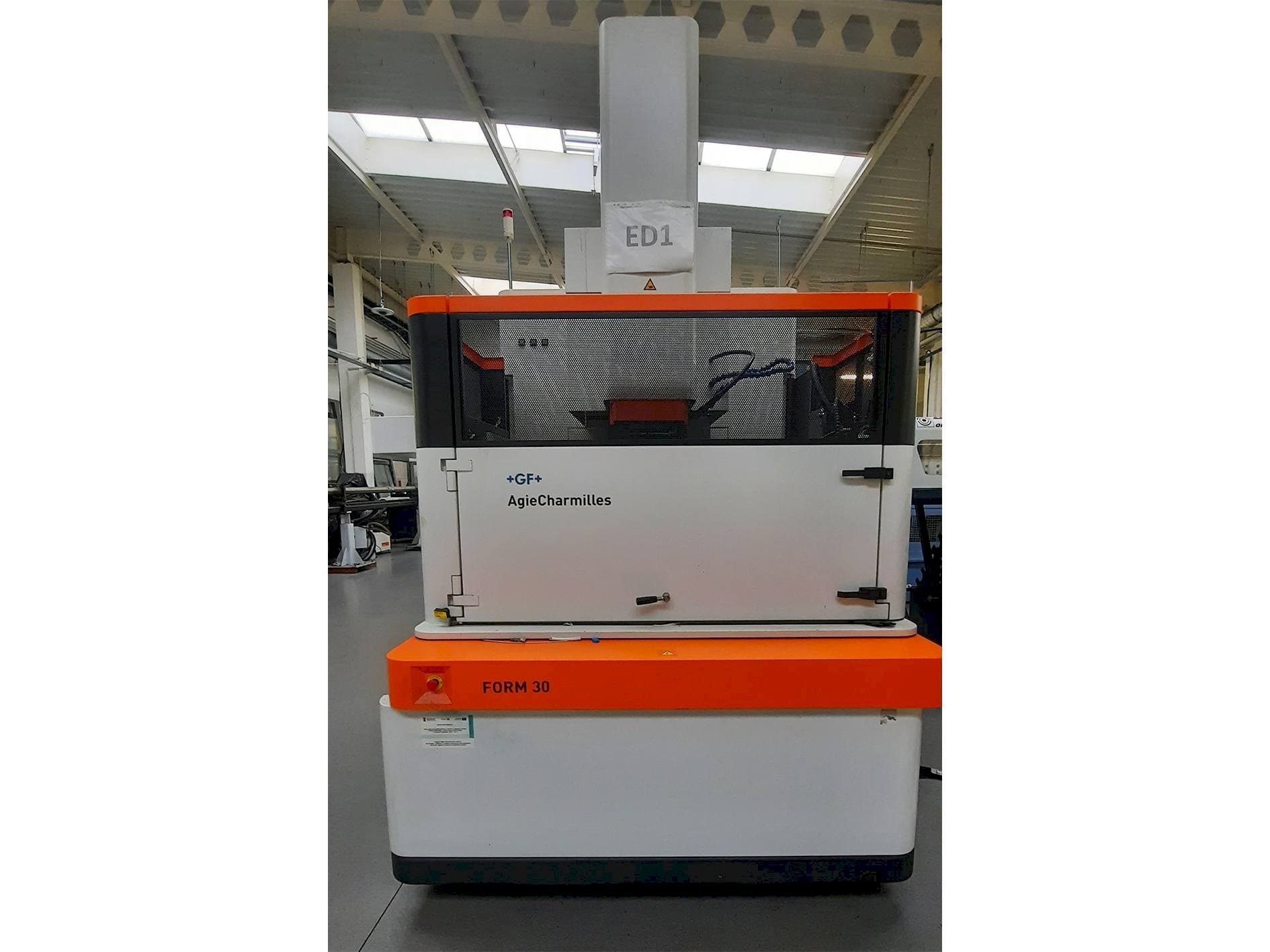 Čelní pohled  na AgieCharmilles FORM 30  stroj