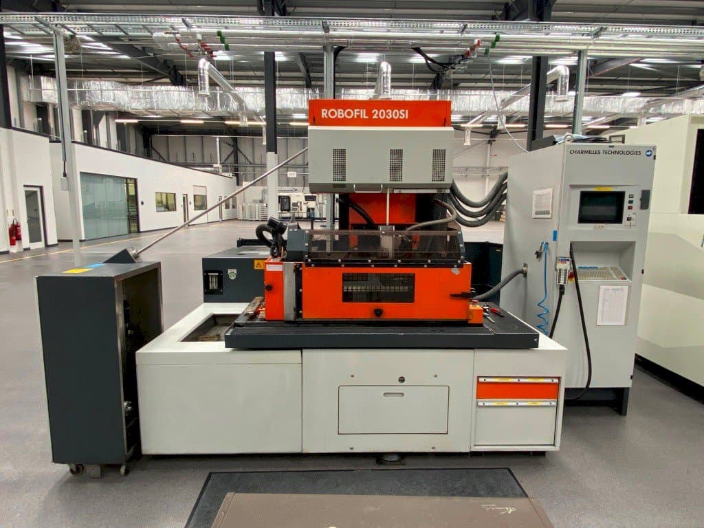 Čelní pohled  na CHARMILLES ROBOFIL 2030SI  stroj