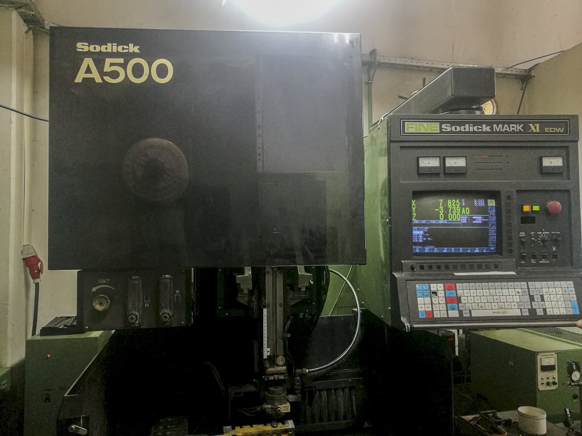 Čelní pohled  na Sodick A500 stroj