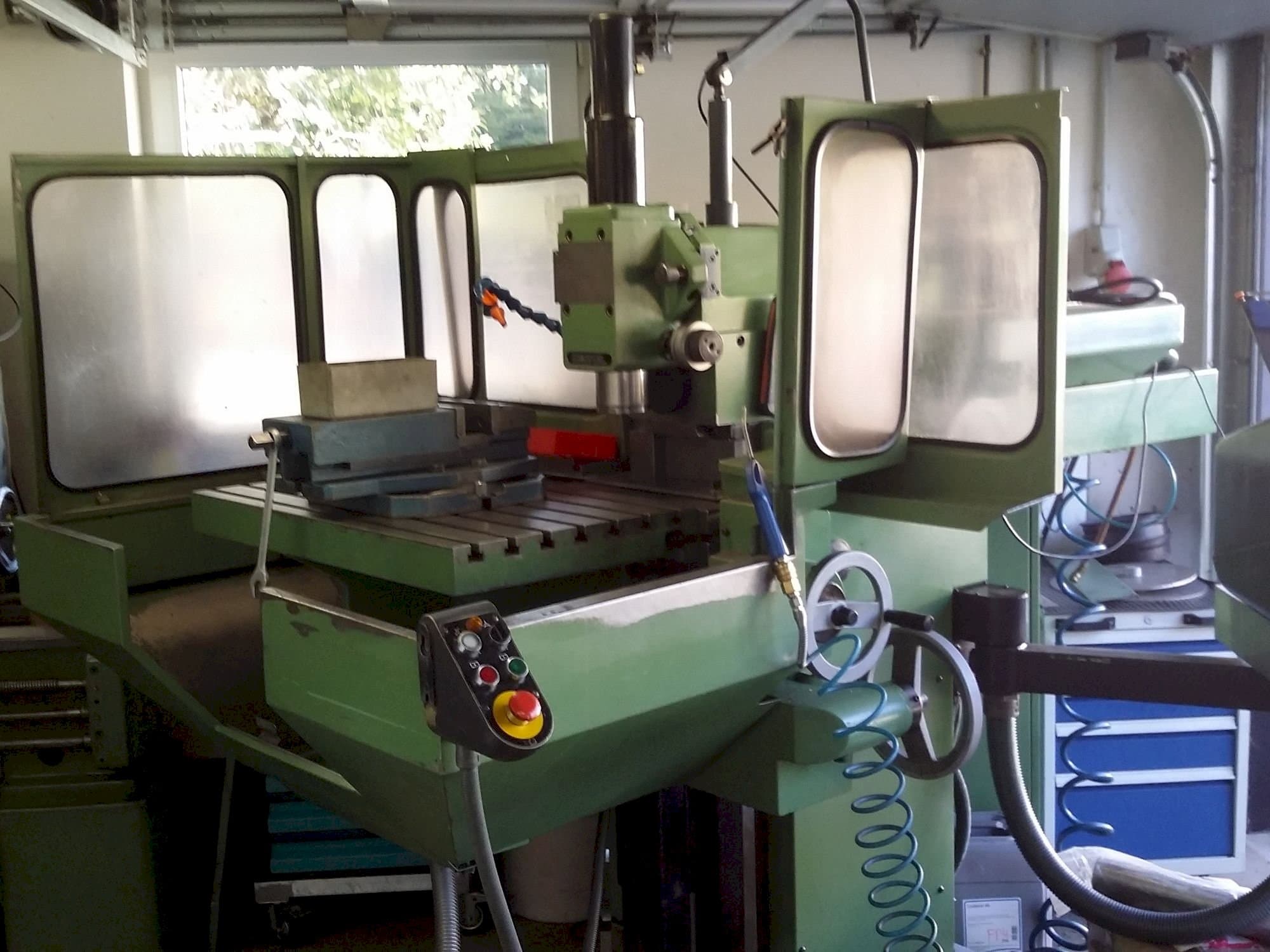 Čelní pohled  na DECKEL FP4A  stroj