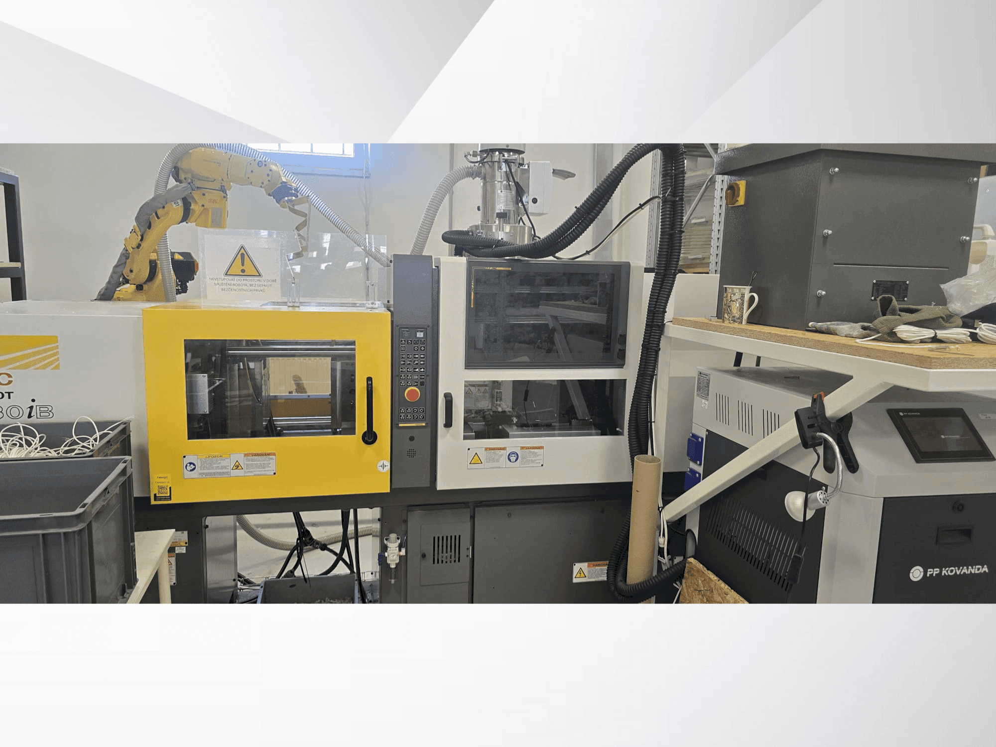 Čelní pohled  na FANUC Roboshot alpha-i30B  stroj