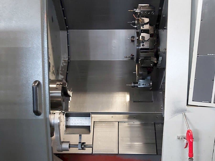 Čelní pohled  na Hyundai Kia SKT210SY  stroj