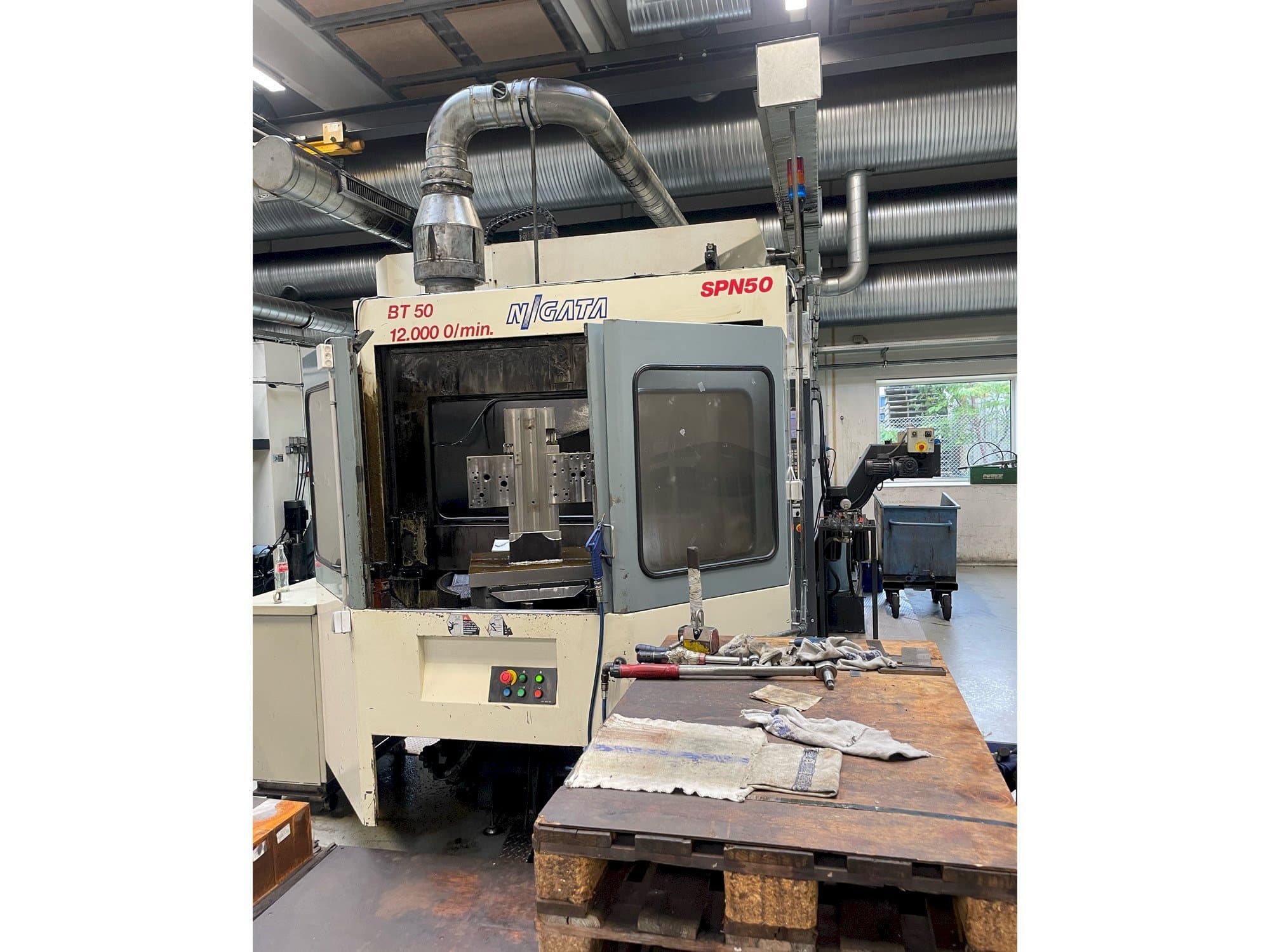 Čelní pohled  na Niigata SPN 50  stroj