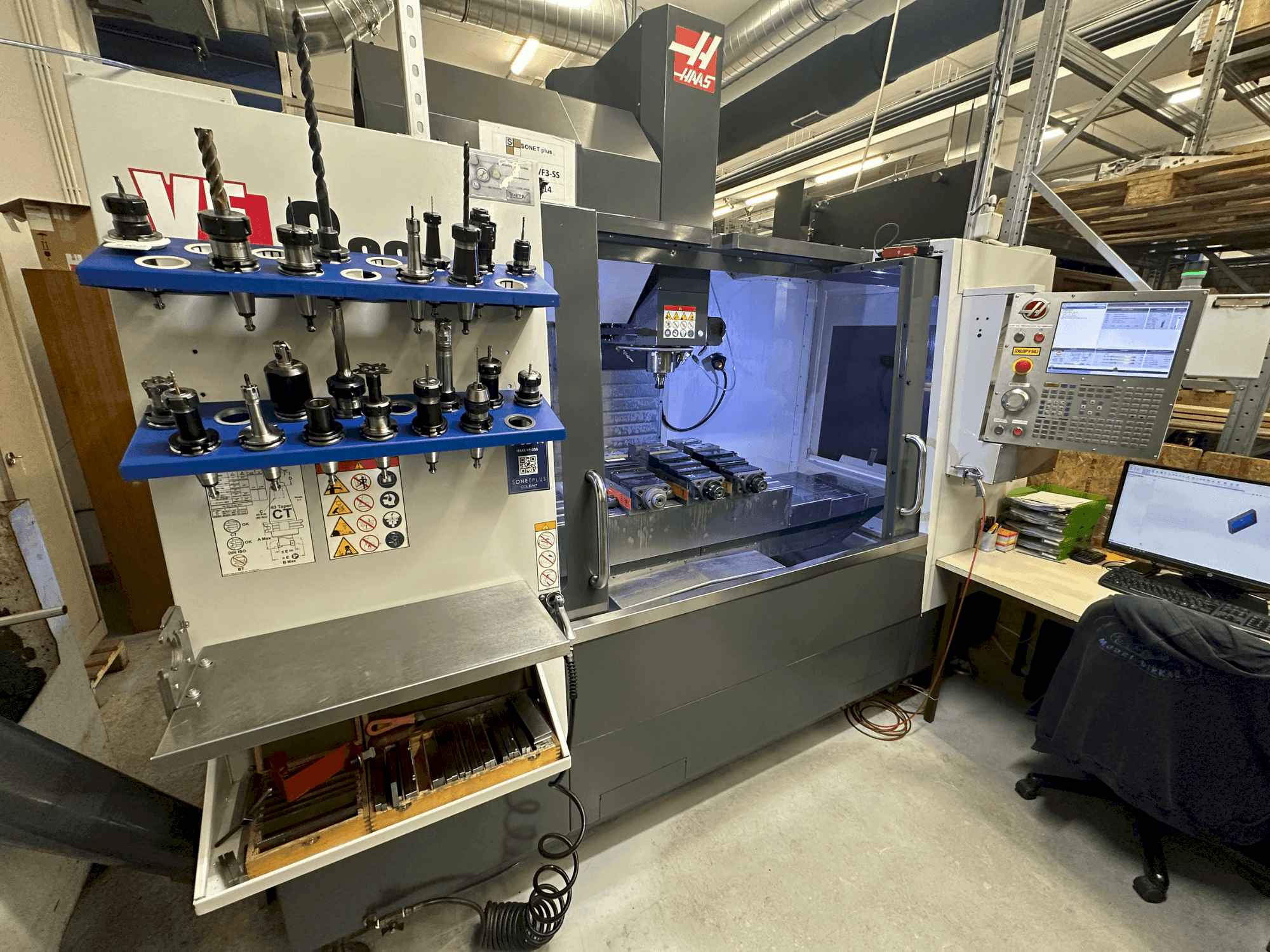 Čelní pohled  na HAAS VF-3SS  stroj