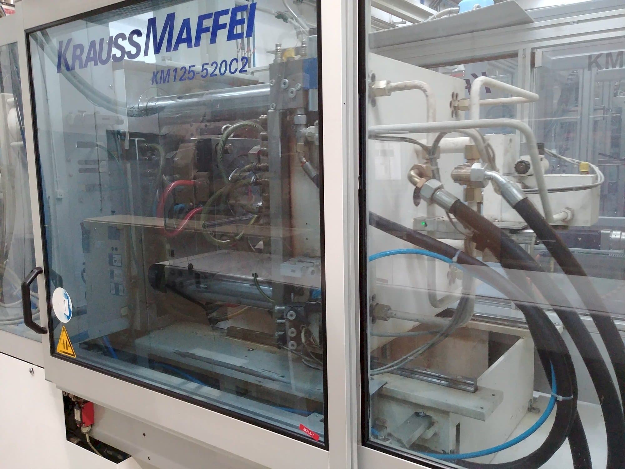 Levý pohled  na Krauss Maffei KM 125-520 C2  stroj