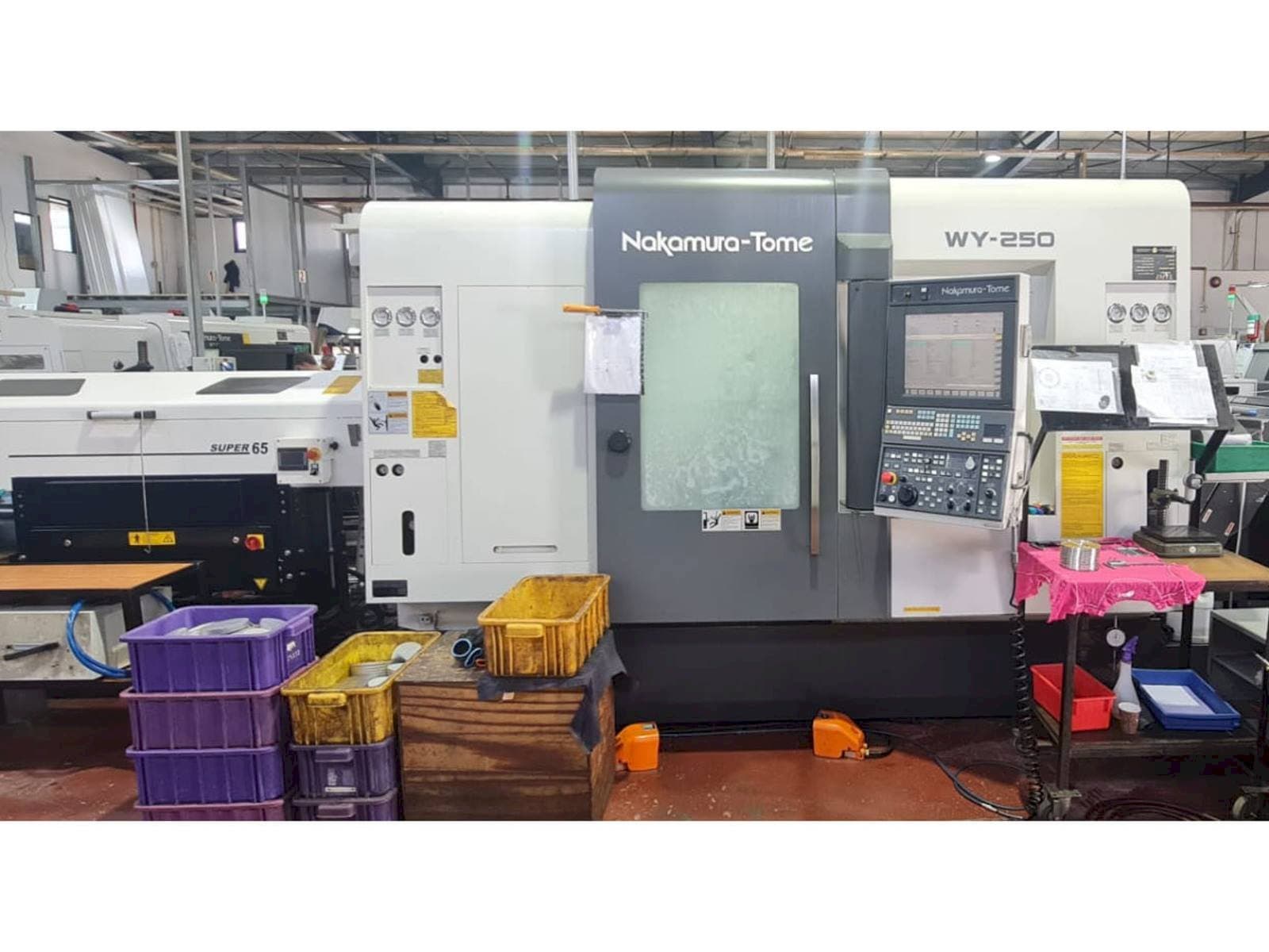 Čelní pohled  na NAKAMURA-TOME WY 250  stroj