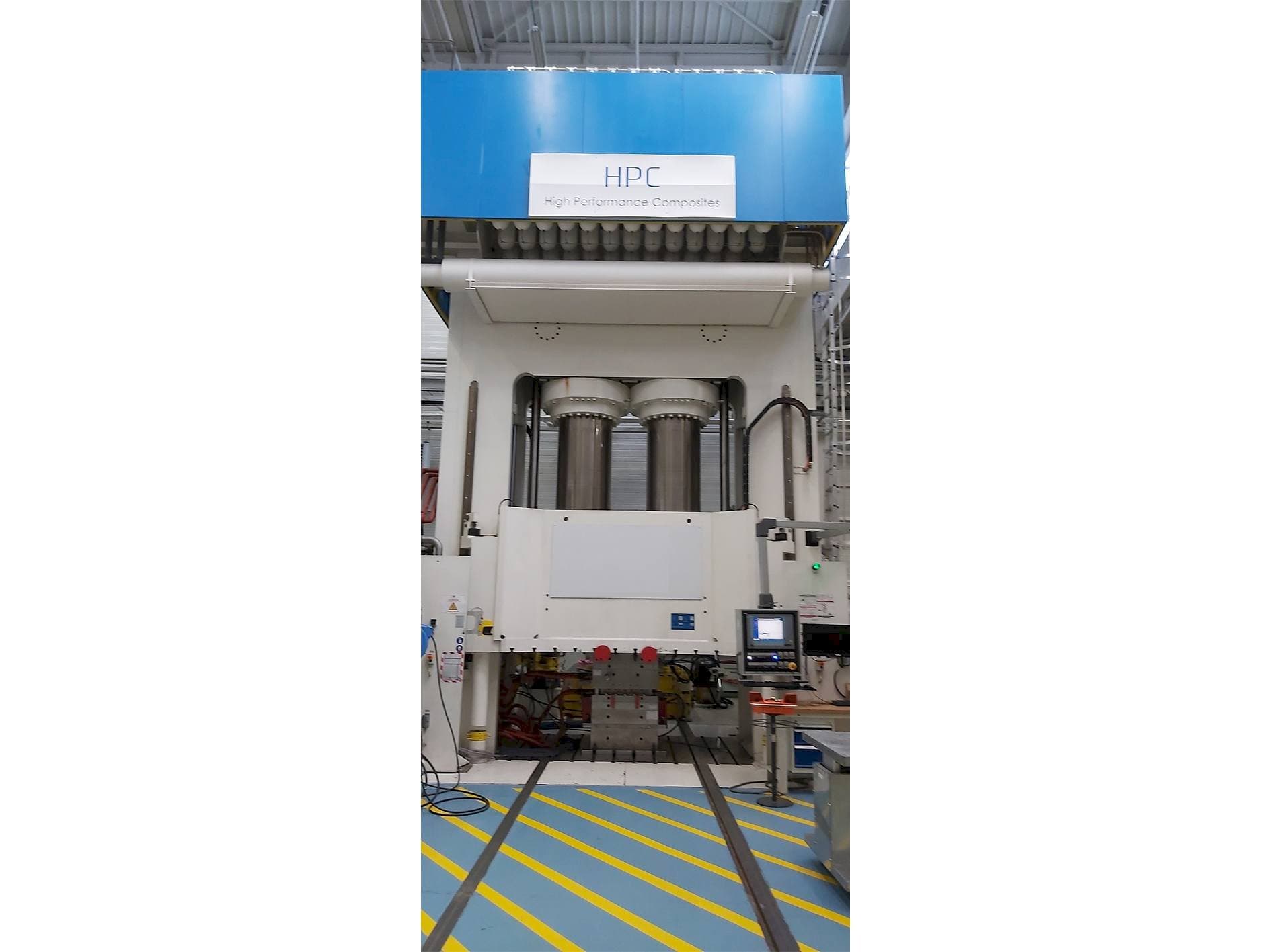 Čelní pohled  na Dieffenbacher 2500 Ton  stroj