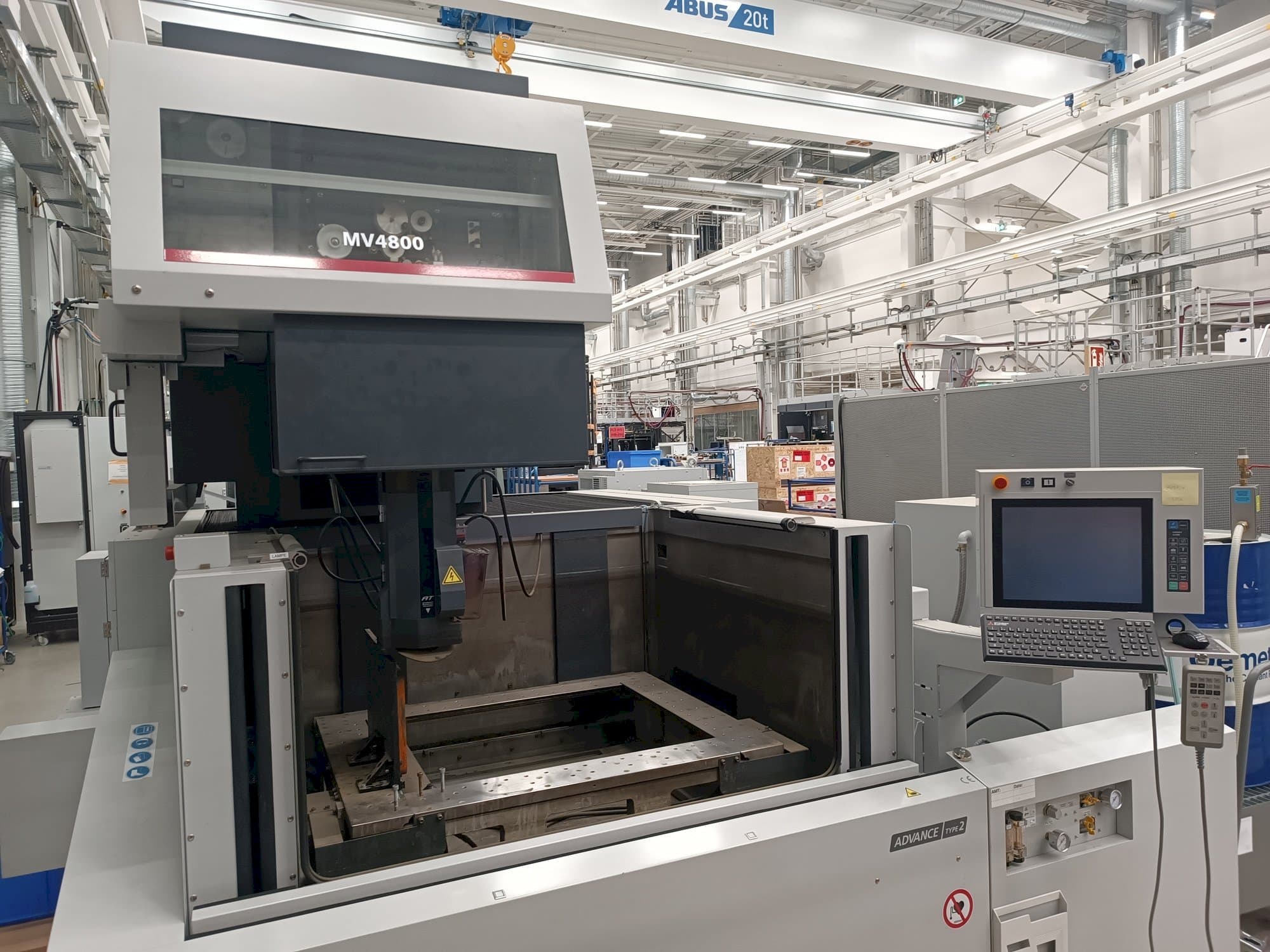 Čelní pohled  na Mitsubishi MV4800  stroj