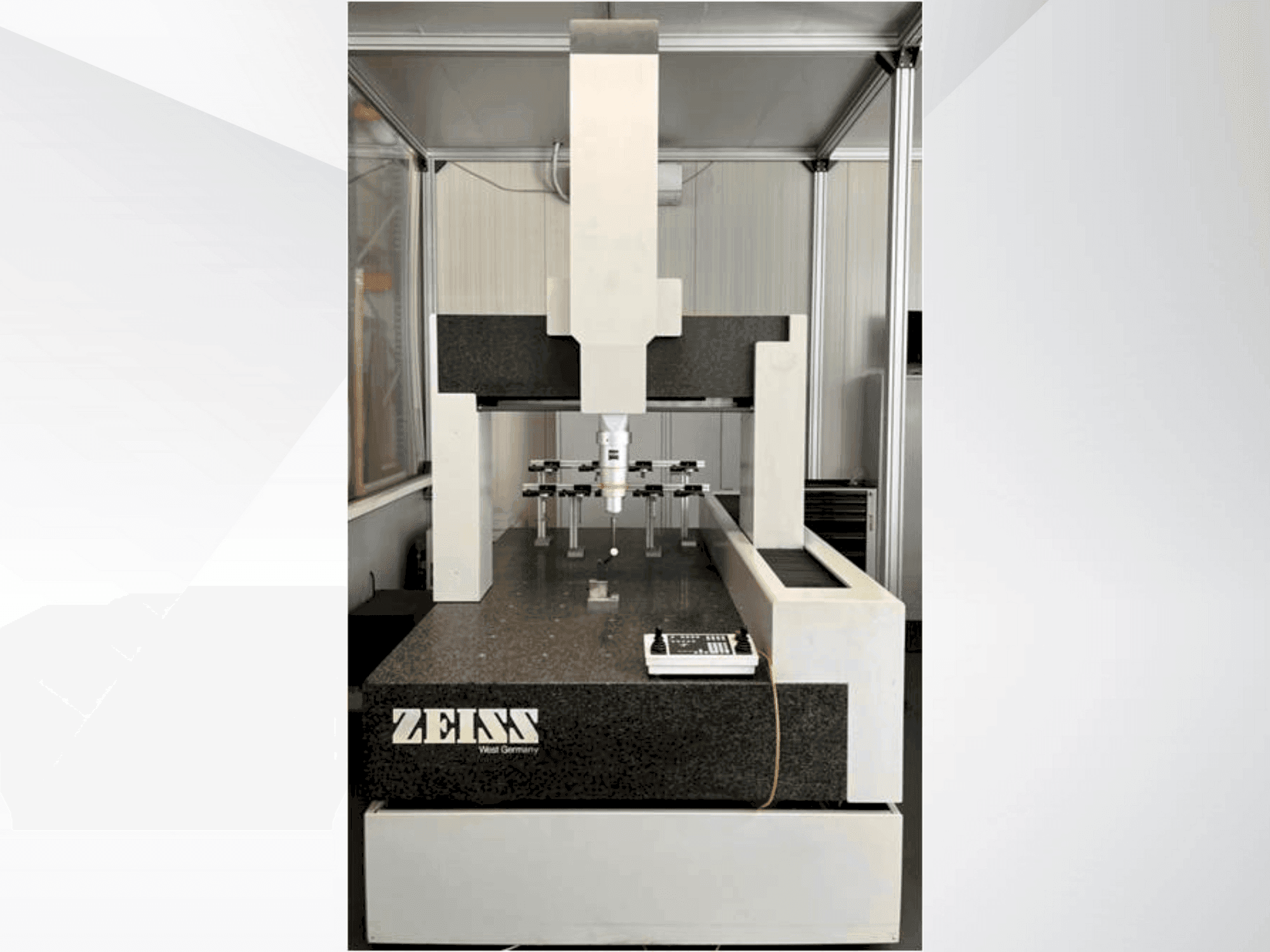 Čelní pohled  na ZEISS UMC 850  stroj